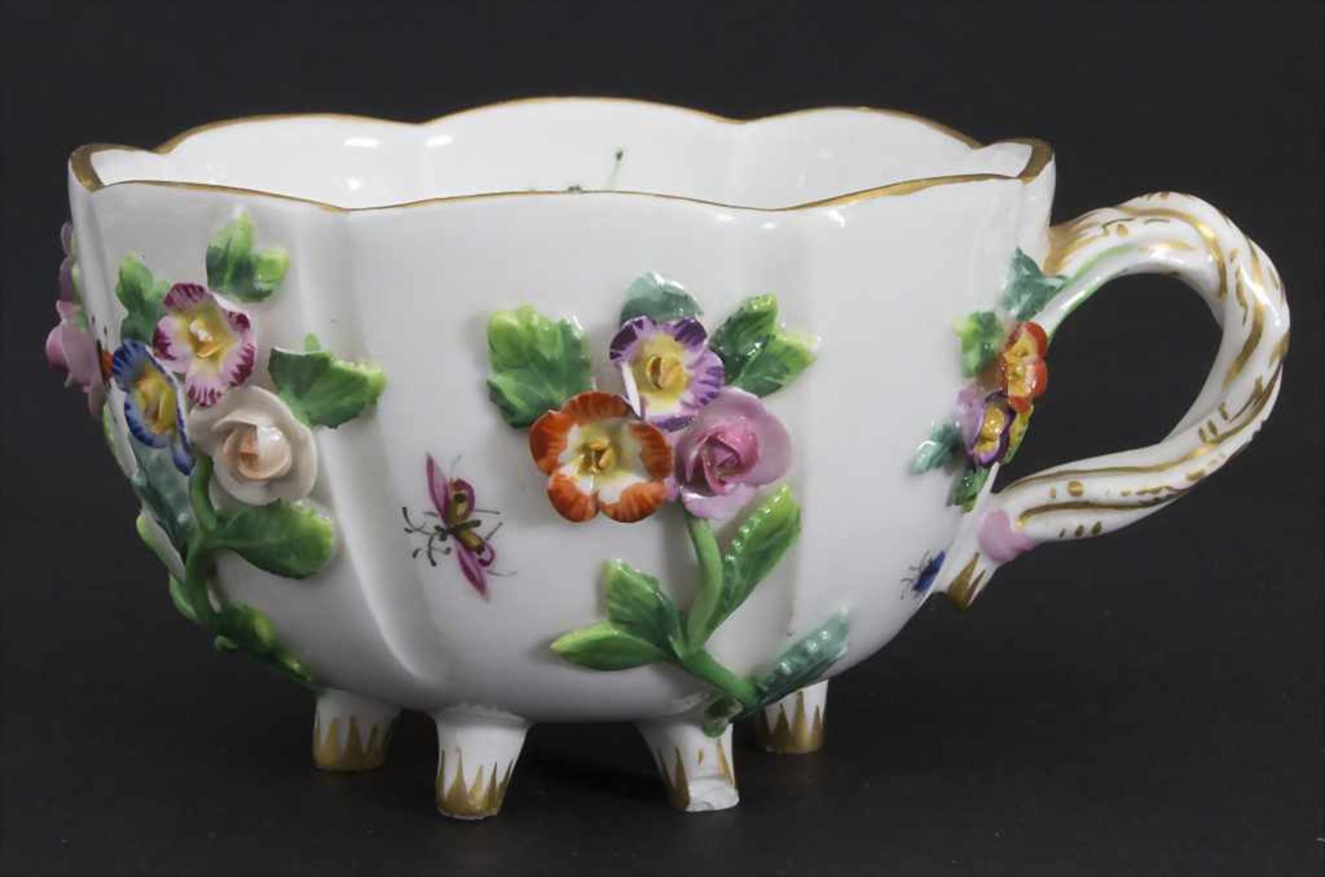 Tasse und Untertasse mit aufgelegten Blüten / A cup and saucer with encrusted flowers, Meissen, - Image 9 of 13