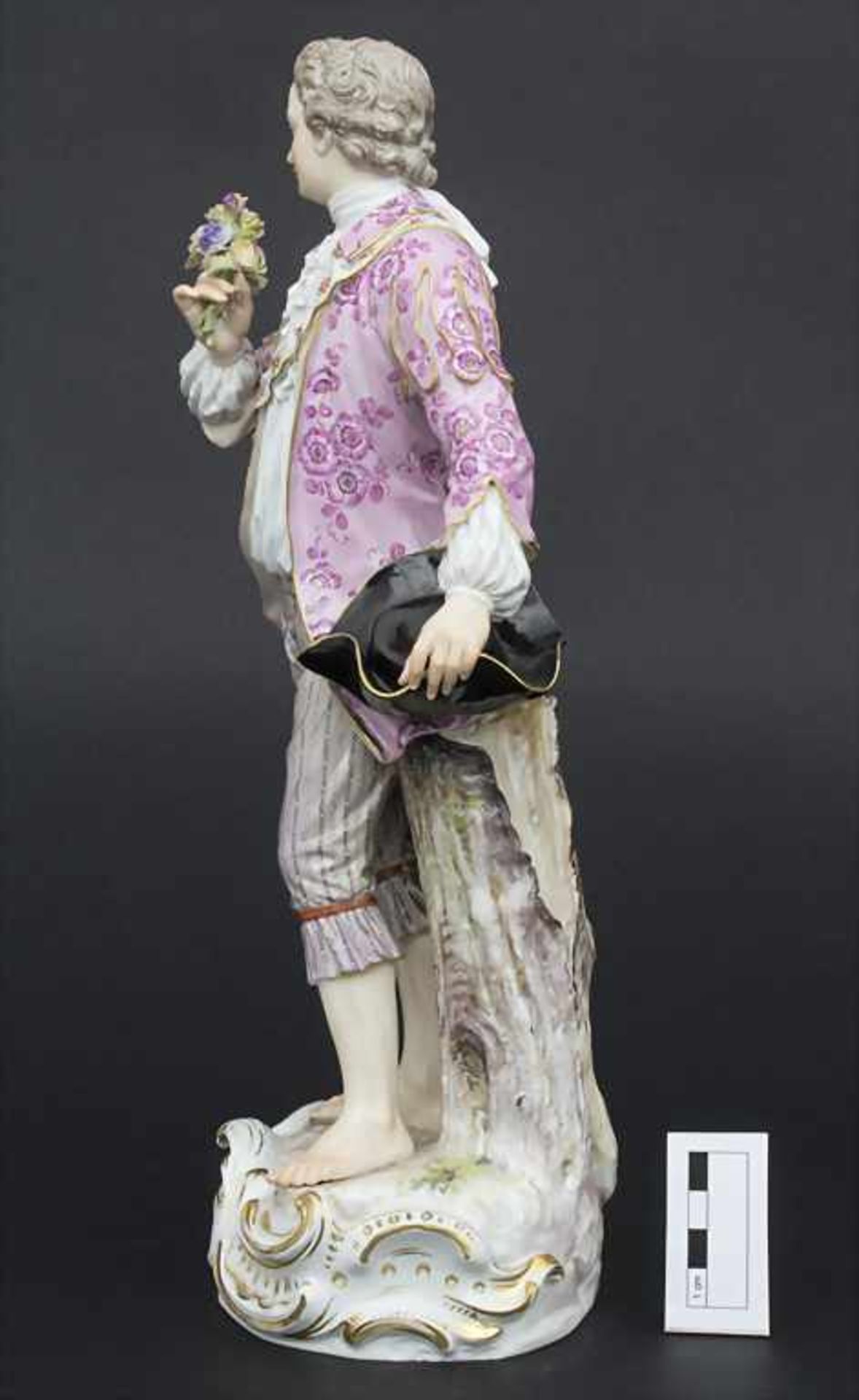 Große Figur eines jungen Mannes mit Blumenstrauß / A large figure of a young man, Meissen, um - Image 3 of 8