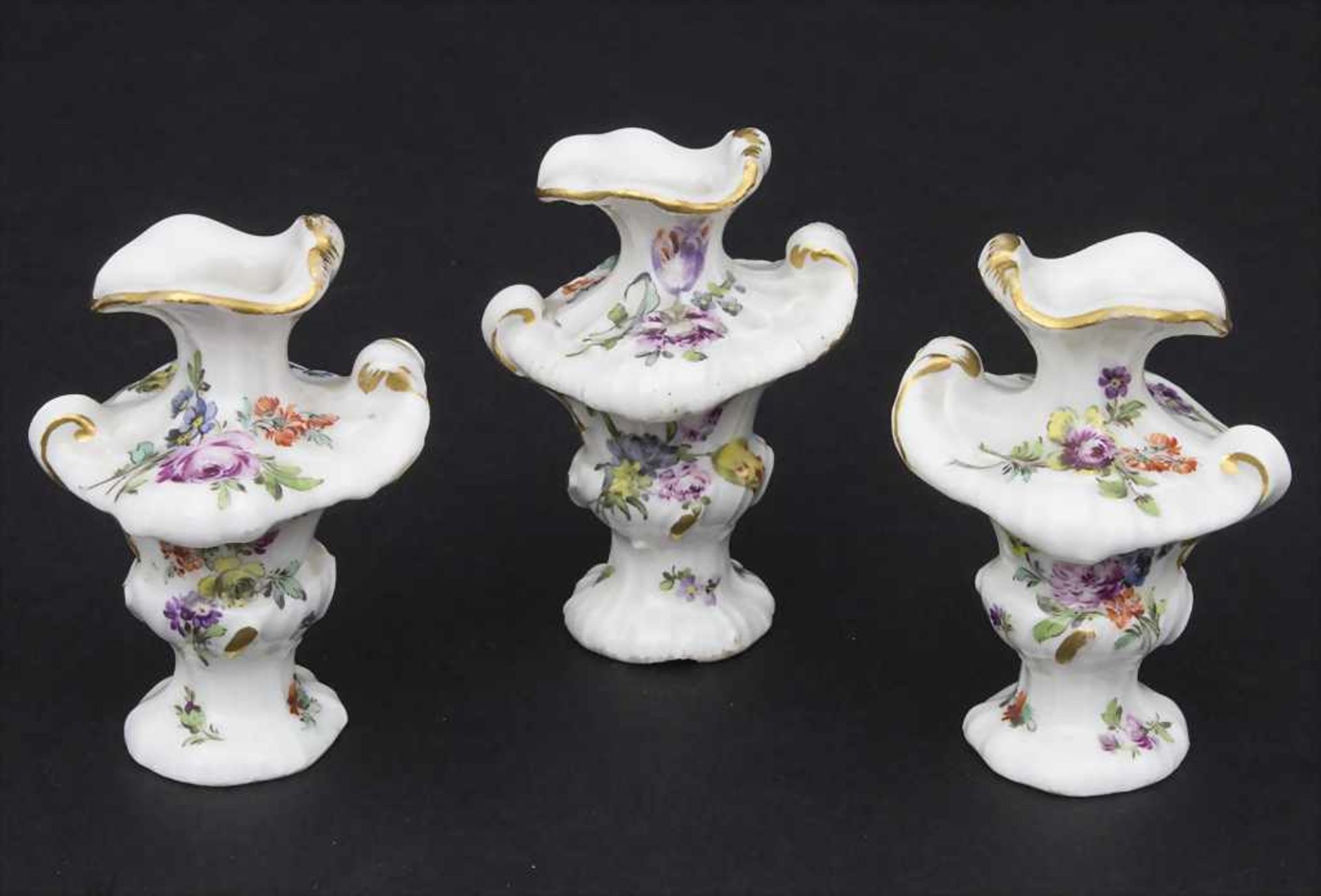 3 frühe Miniatur Vasen mit Rocaillen / A set of 3 early miniature vases with rocailles, Meissen,