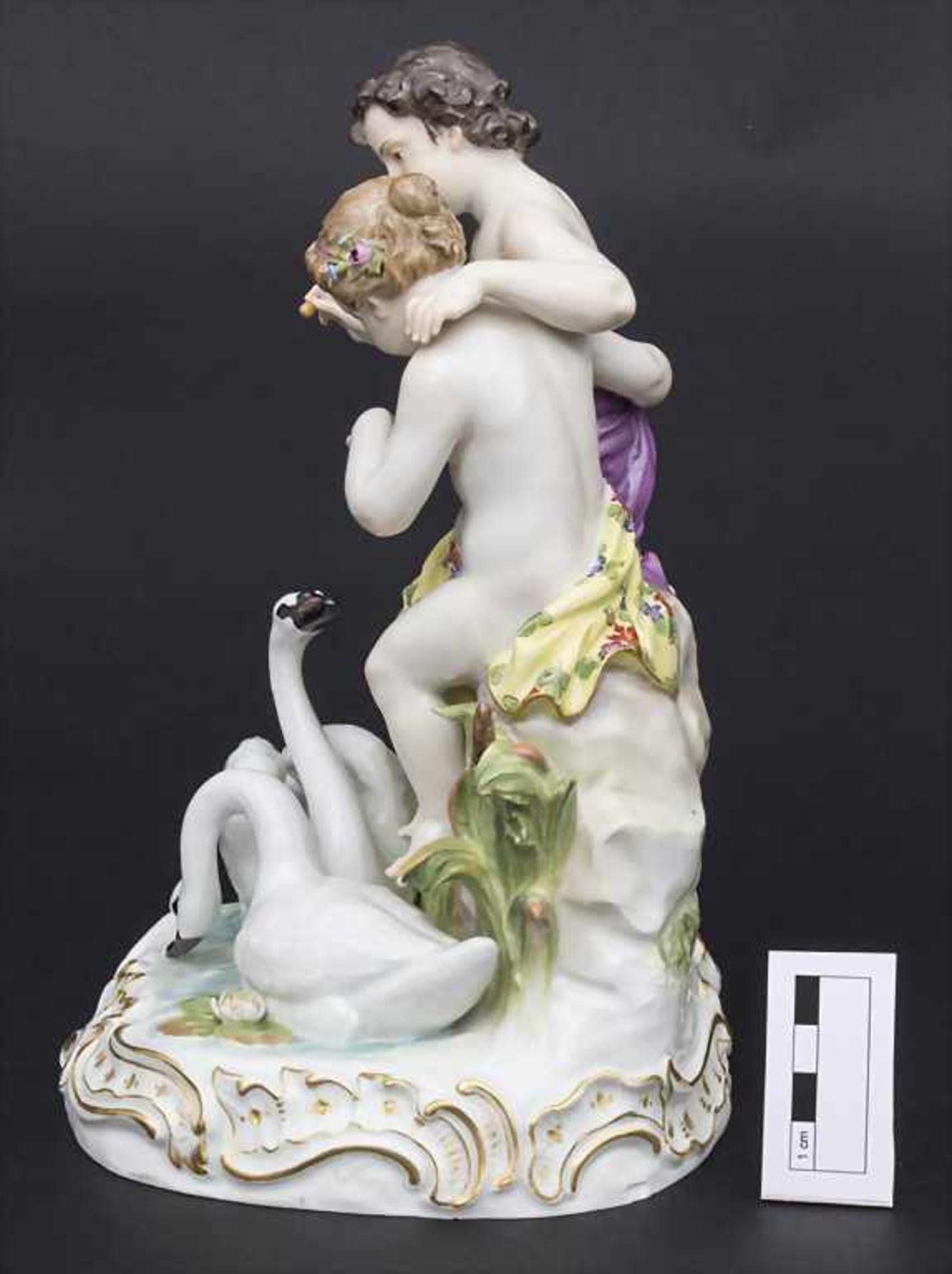 Kindergruppe mit Schwänen / A boy and a girl feeding two swans, Meissen, um 1850 - Bild 2 aus 8