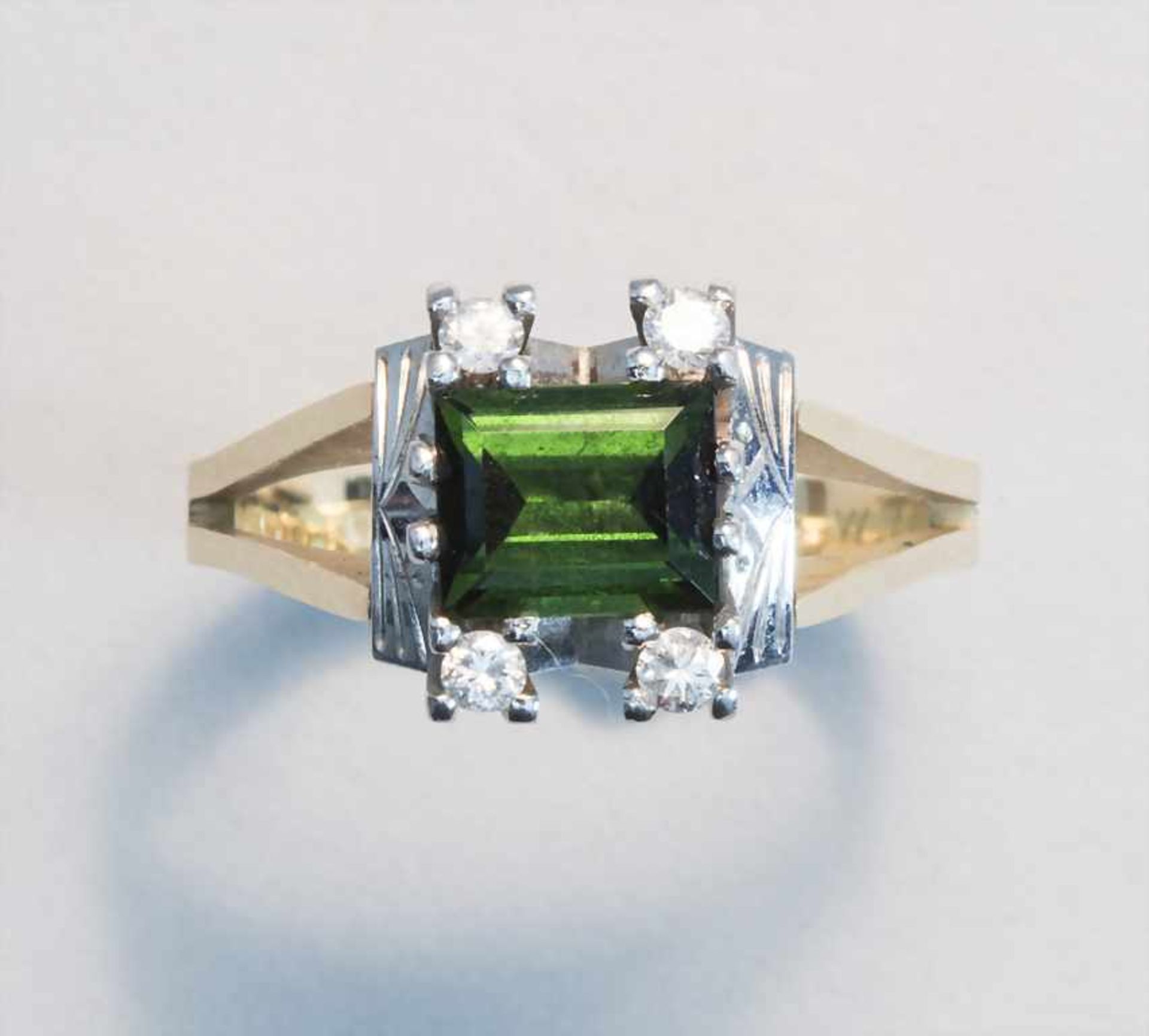 Damenring mit grünem Turmalin und Diamanten / A ladies ring with a green tourmaline and