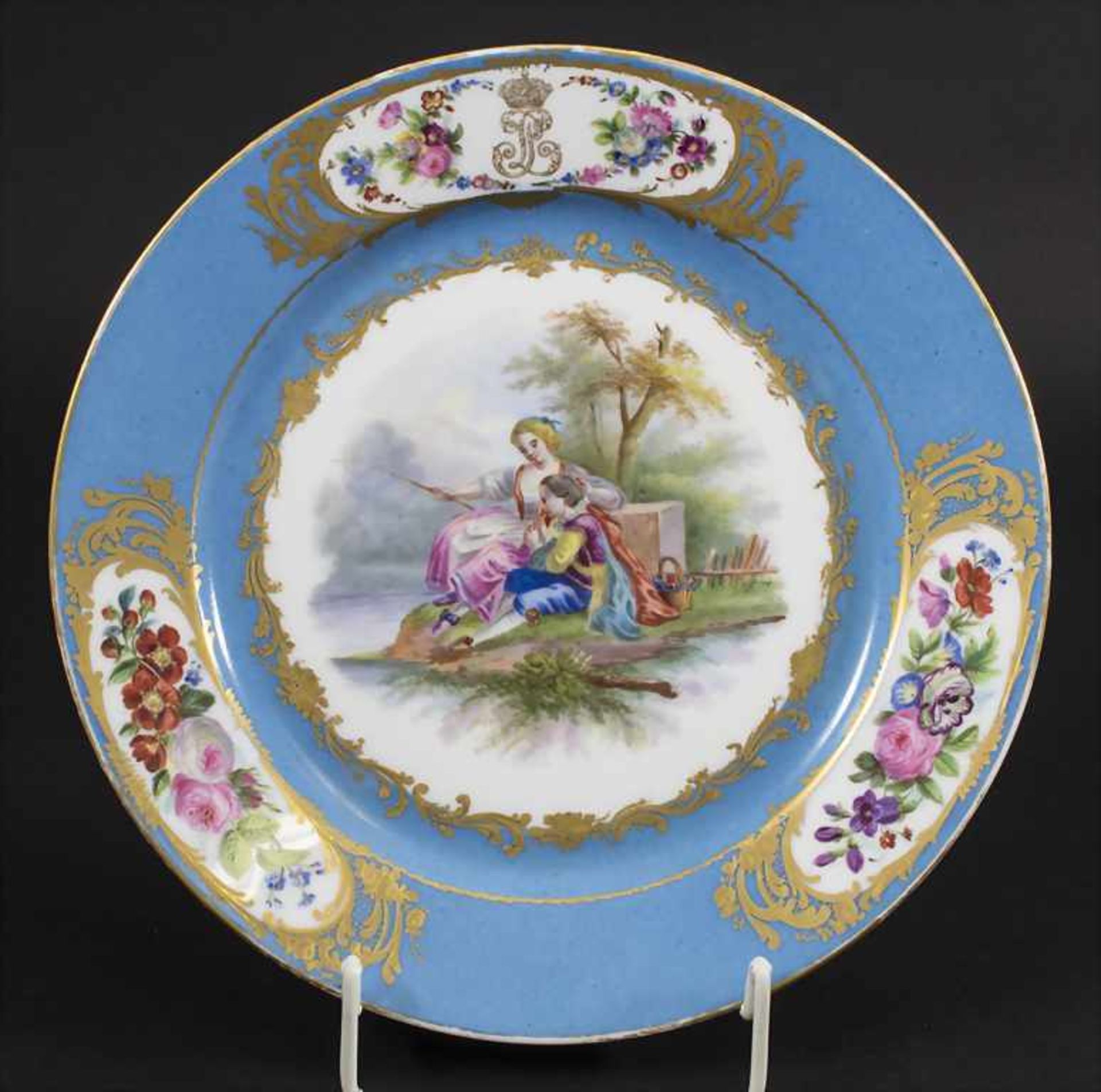 'Bleu Celeste' Teller mit galanter Szene und Königsmonogramm / A 'Bleu Celeste' plate with a Watteau