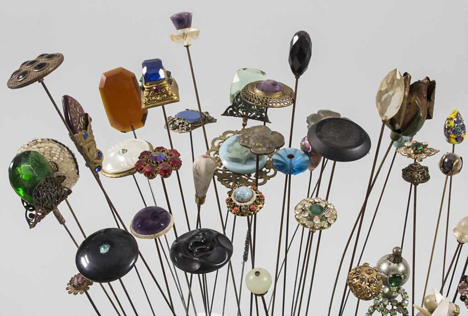 Sammlung 72 Hutnadeln / A collection of 72 Hat pins, 1900-1950 - Bild 2 aus 7