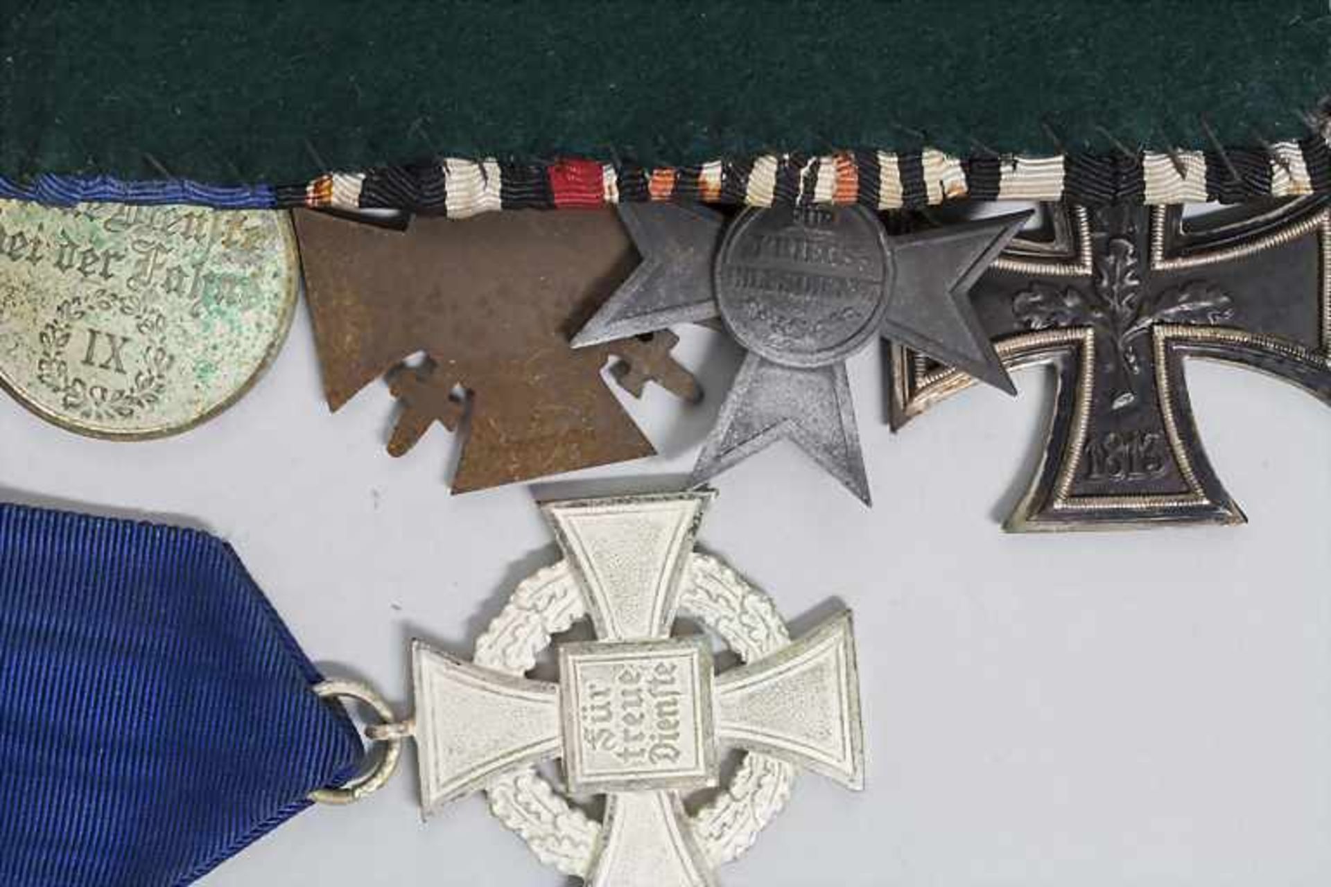 Ordensspange mit Orden und Ehrenzeichen / A medal clasp with orders and decorations, Kaiserreich und - Bild 2 aus 2