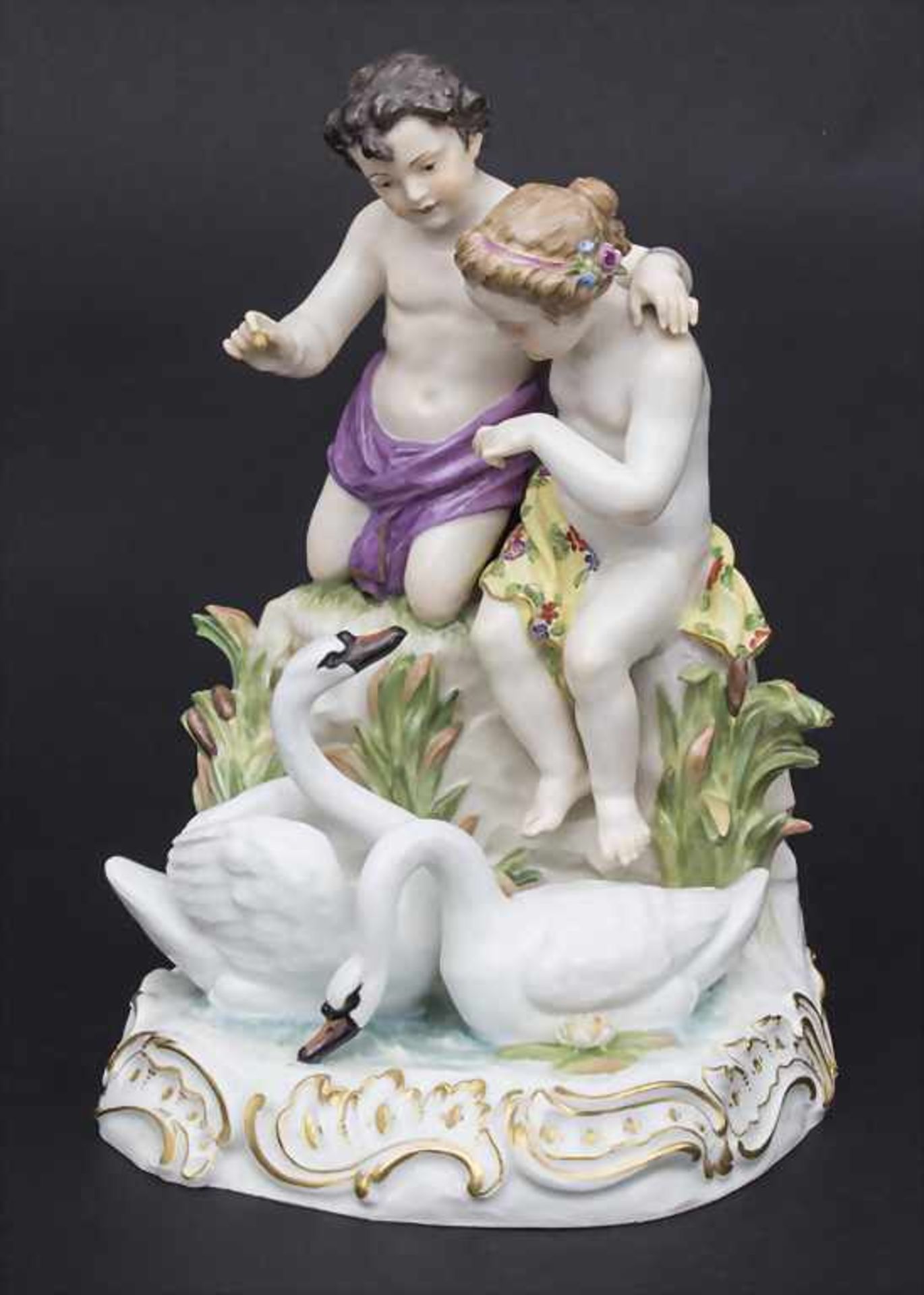 Kindergruppe mit Schwänen / A boy and a girl feeding two swans, Meissen, um 1850