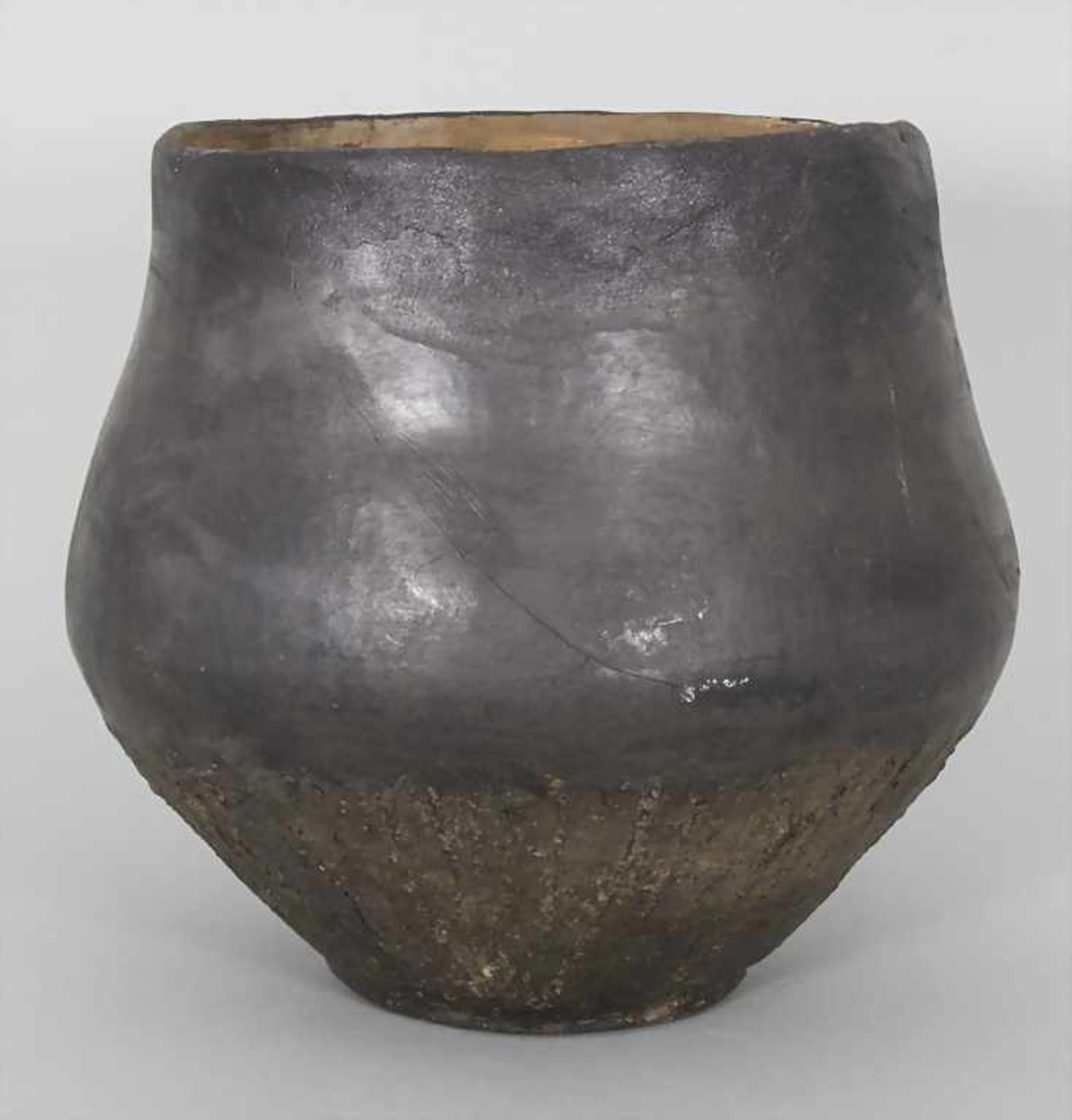 Bronzezeitliches Keramik-Gefäß / A Bronze Age ceramic vessel, Lausitzer Kultur, 9. - 6. Jh. v. Chr. - Image 3 of 6