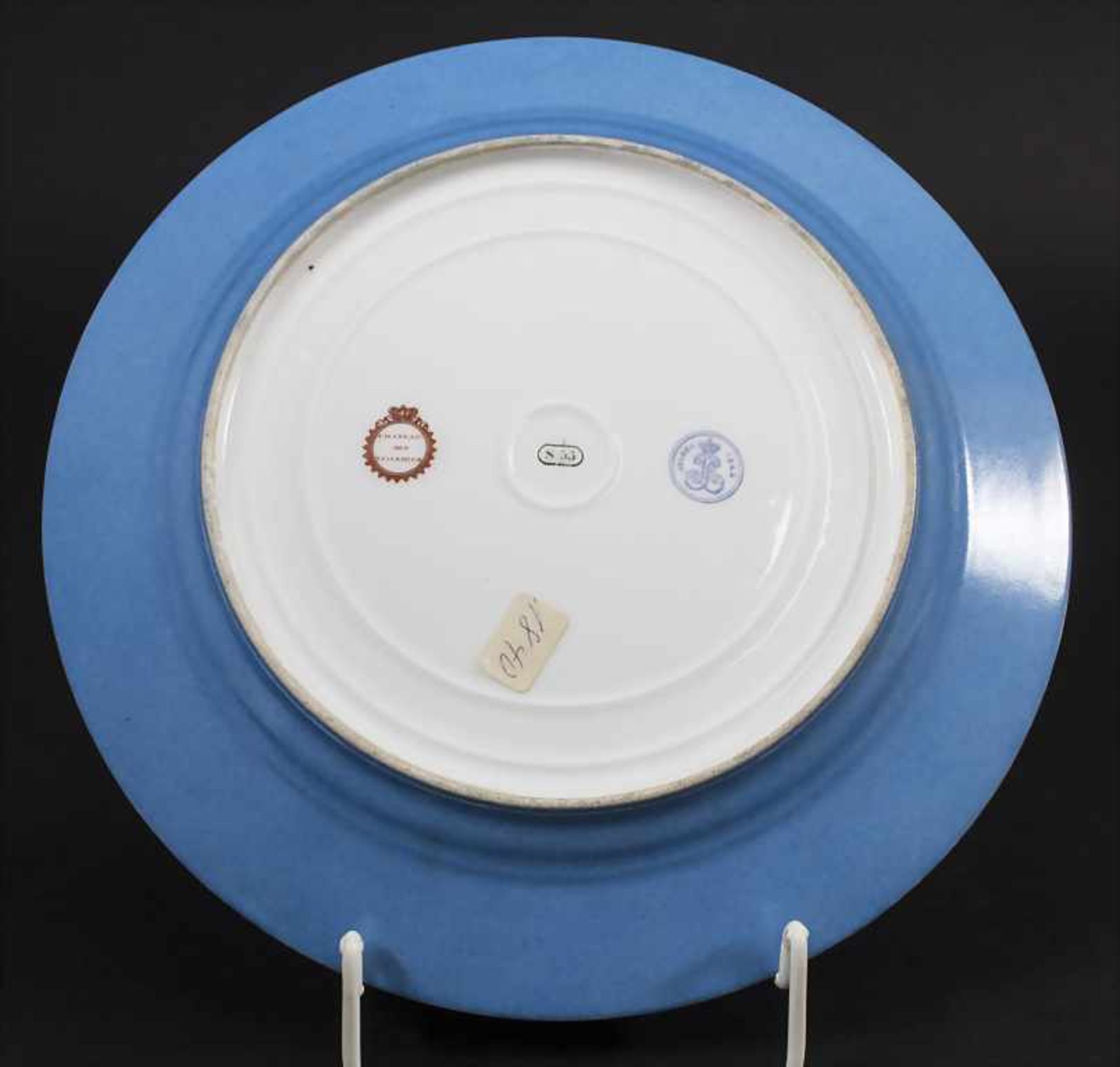 'Bleu Celeste' Teller mit galanter Szene und Königsmonogramm / A 'Bleu Celeste' plate with a Watteau - Bild 6 aus 7