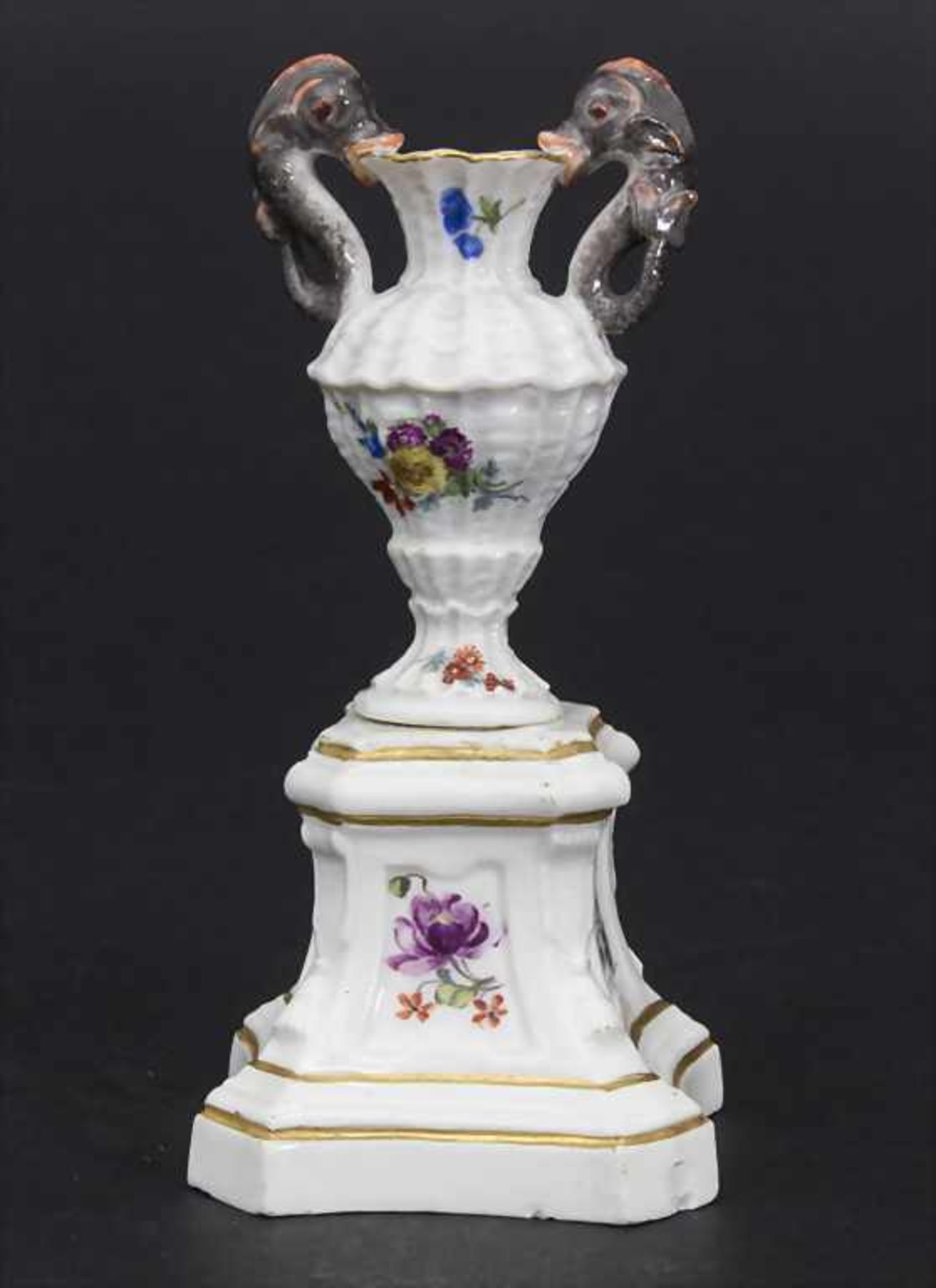 Miniatur Vase mit Delfinen auf Postament / A miniature vase with dolphins on a pedestal, Meissen, um