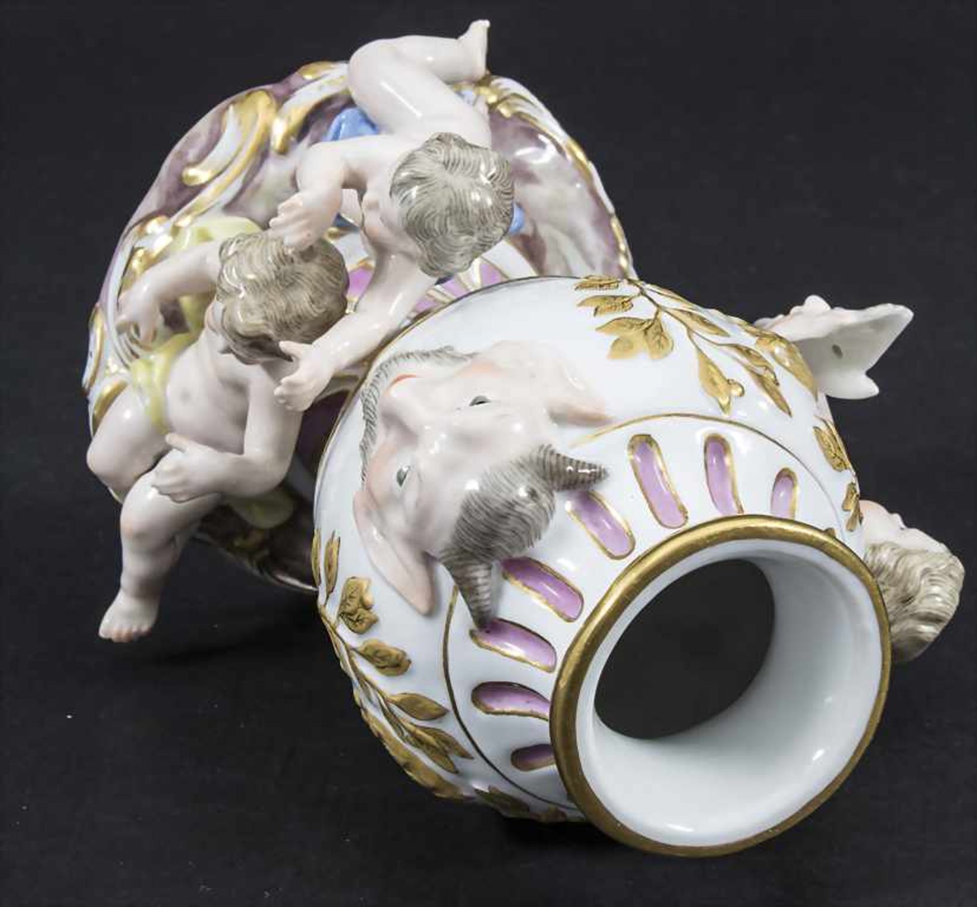 Vase mit Satyr Maskarons und 3 Amoretten / A vase with satyr mascarons and 3 cherubs, Meissen, um - Bild 7 aus 11
