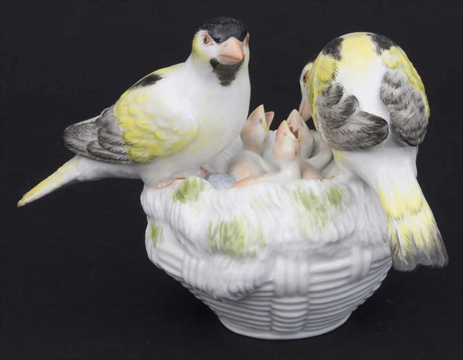 Kanarien-Vogelpaar mit Jungvögeln / A pair of canary birds with young birds, Meissen, Mitte 20. Jh. - Bild 4 aus 6