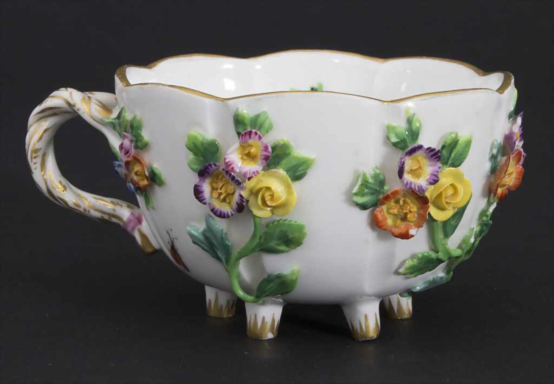 Tasse und Untertasse mit aufgelegten Blüten / A cup and saucer with encrusted flowers, Meissen, - Image 11 of 13