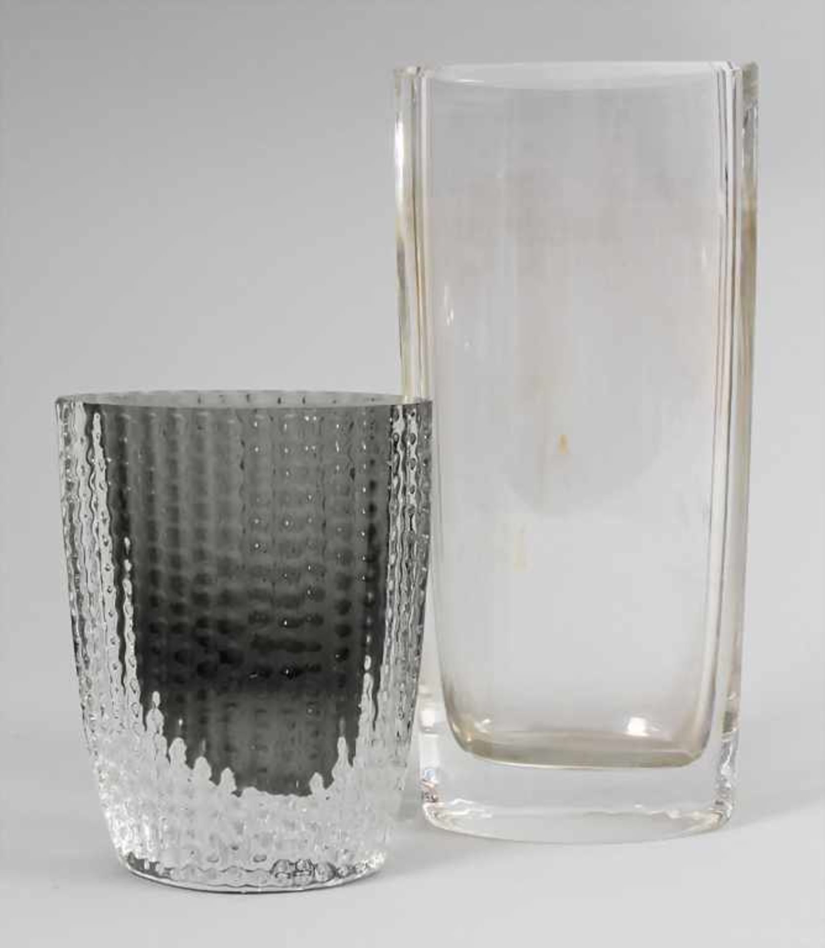 2 Glas-Ziervasen /Two decorative vases,