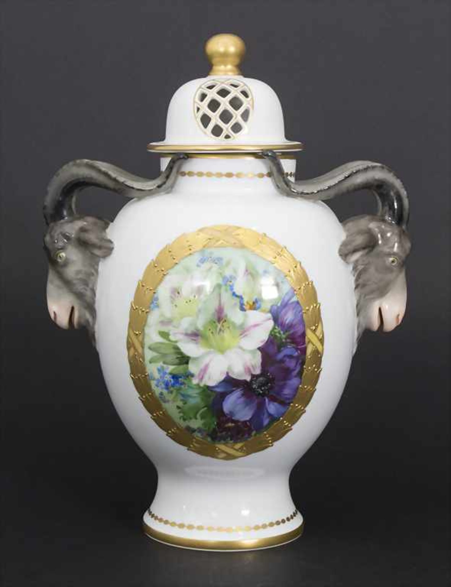 Große Deckelvase mit Lilien und Anemonen / A potpourri vase with ram head handles, Fürstenberg, um - Bild 2 aus 12