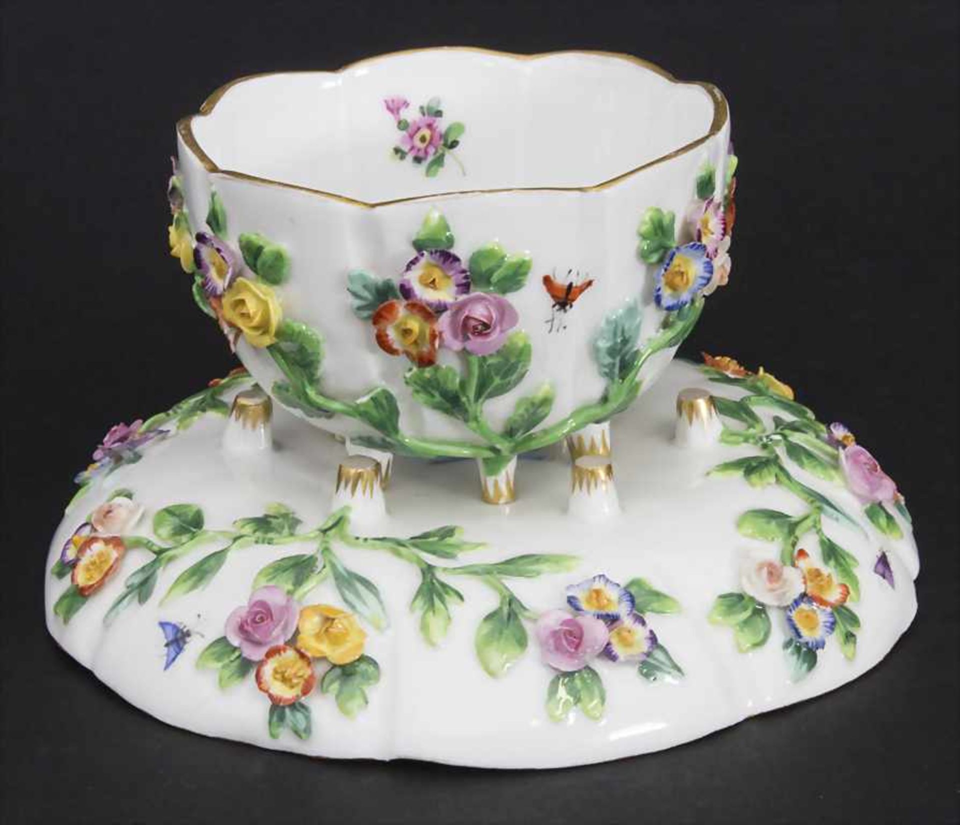 Tasse und Untertasse mit aufgelegten Blüten / A cup and saucer with encrusted flowers, Meissen, - Bild 2 aus 13