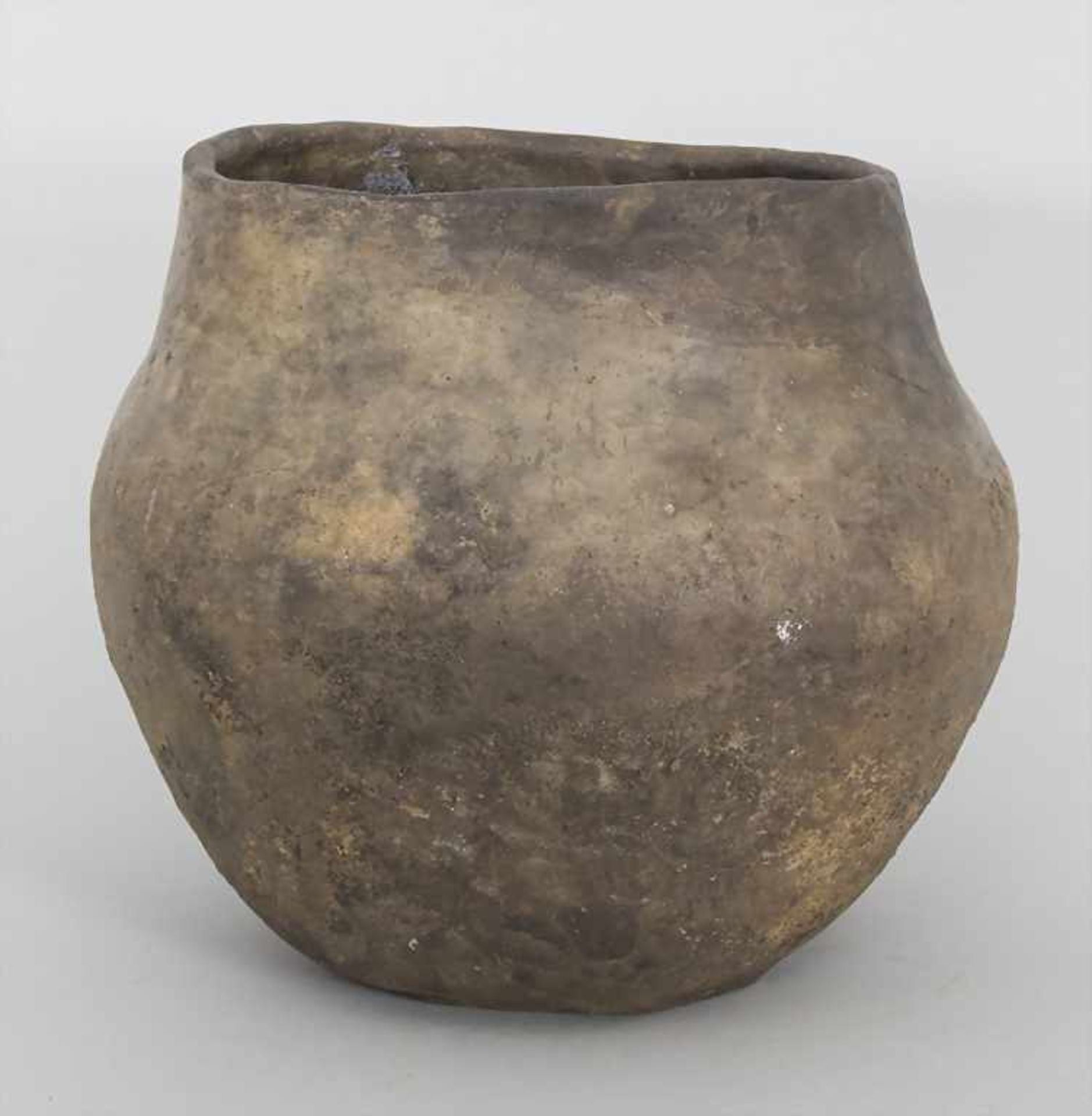 Bronzezeitliches Keramik-Gefäß / A Bronze Age ceramic vessel, Lausitzer Kultur, 9. - 6. Jh. v. Chr. - Image 3 of 5