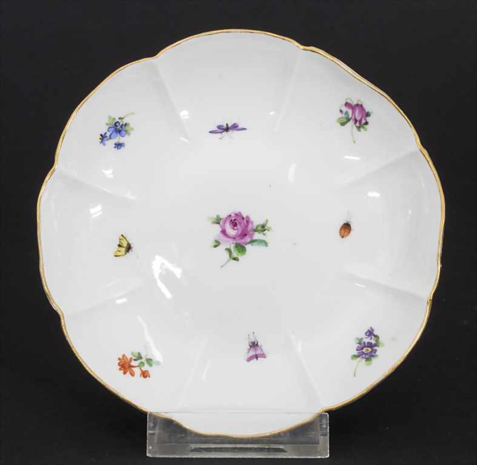 Tasse und Untertasse mit aufgelegten Blüten / A cup and saucer with encrusted flowers, Meissen, - Bild 4 aus 13