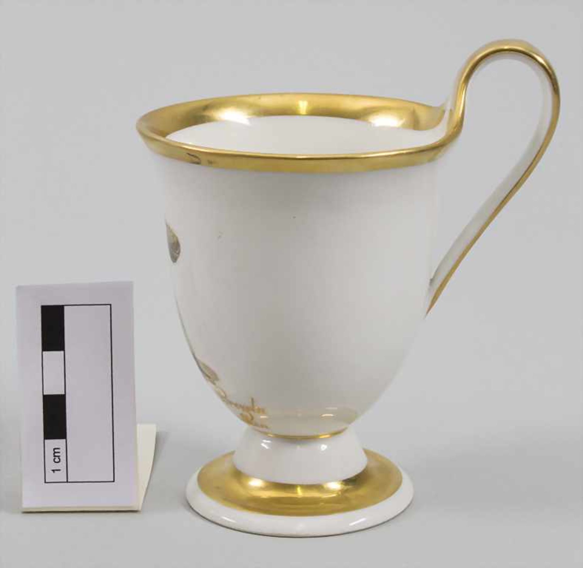 Biedermeier Andenkentasse mit Goldrankendekor und Untertasse / A Biedermeier memory cup and - Bild 7 aus 12