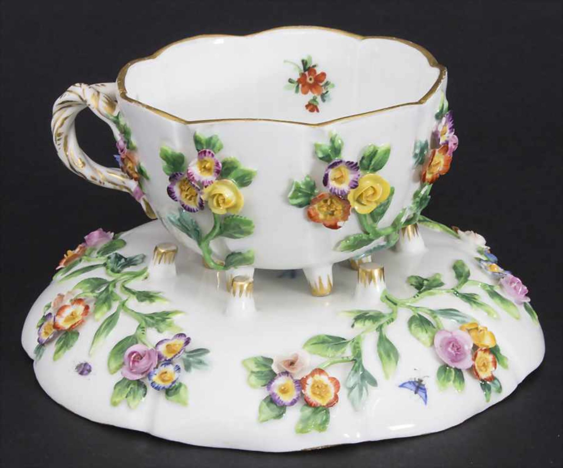 Tasse und Untertasse mit aufgelegten Blüten / A cup and saucer with encrusted flowers, Meissen, - Image 6 of 13