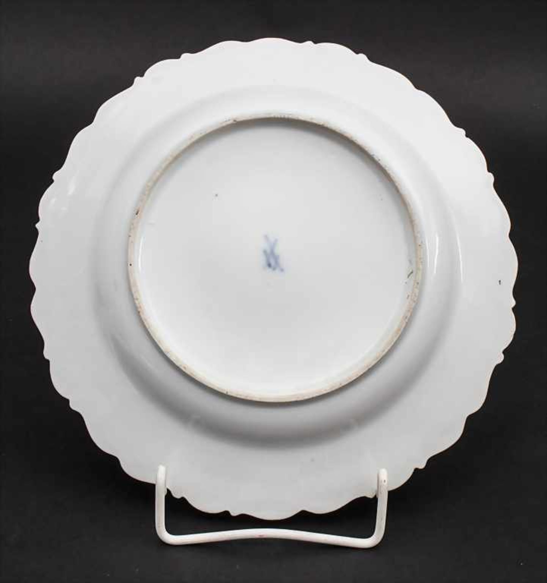 Teller mit Purpurmalerei / A plate with a Watteau scene in purple, Meissen, um 1815 - Bild 4 aus 5