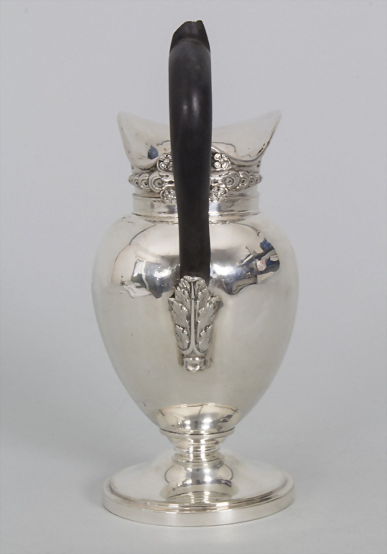 Empire Silber Weinkrug mit Adelswappen / A silver wine jug with coat of arms / Un pichet à vin en - Bild 9 aus 14