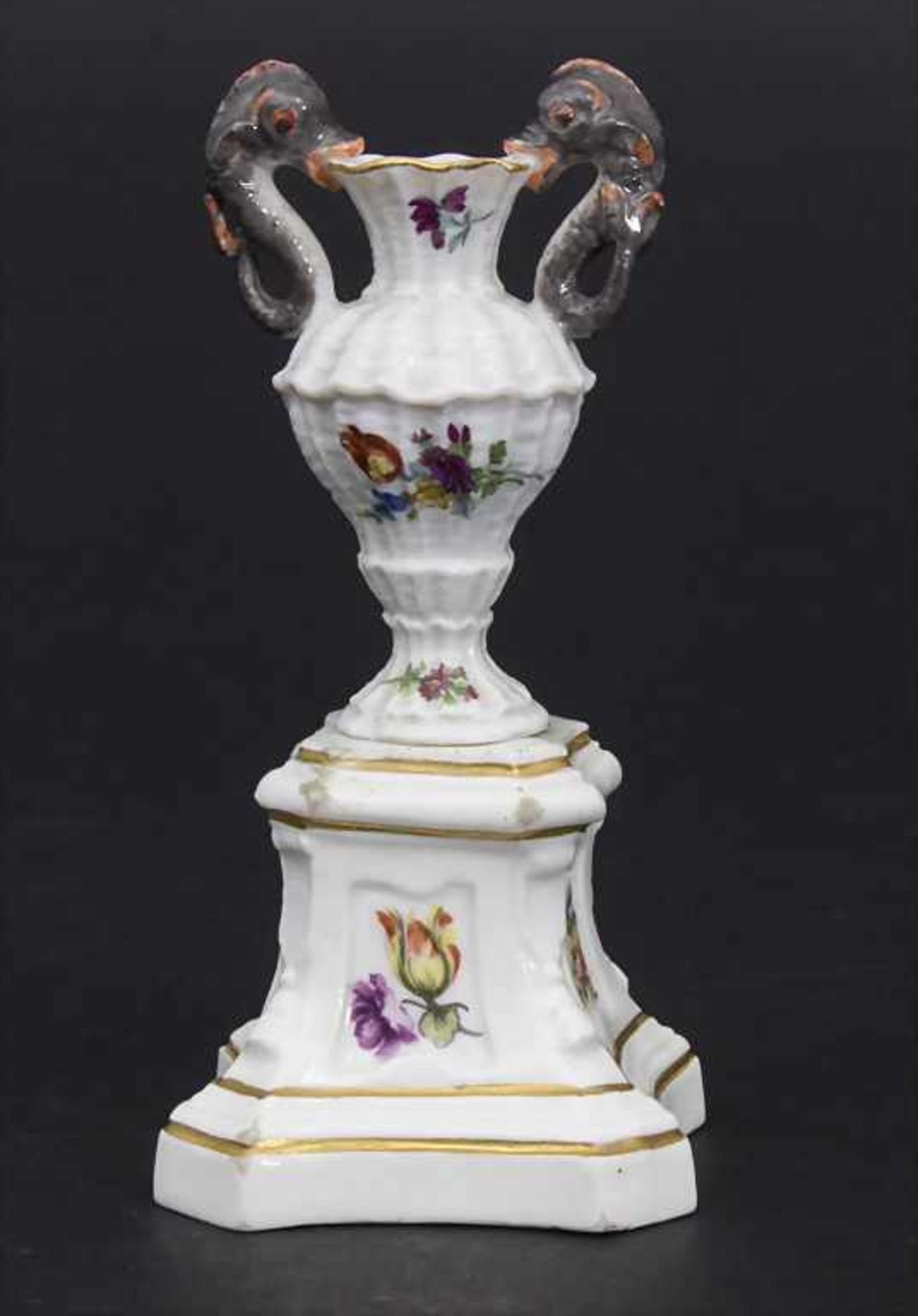 Miniatur Vase mit Delfinen auf Postament / A miniature vase with dolphins on a pedestal, Meissen, um - Image 4 of 11