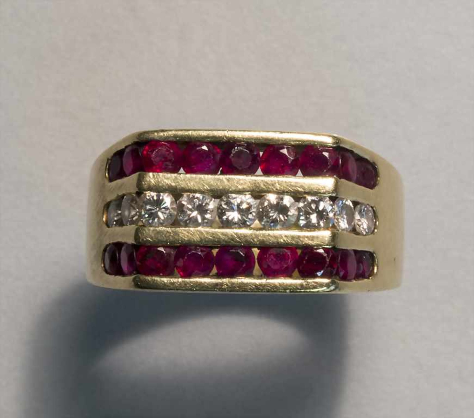 Damenring mit Rubinen und Diamanten / A ladies ring with rubies and diamonds - Bild 2 aus 3