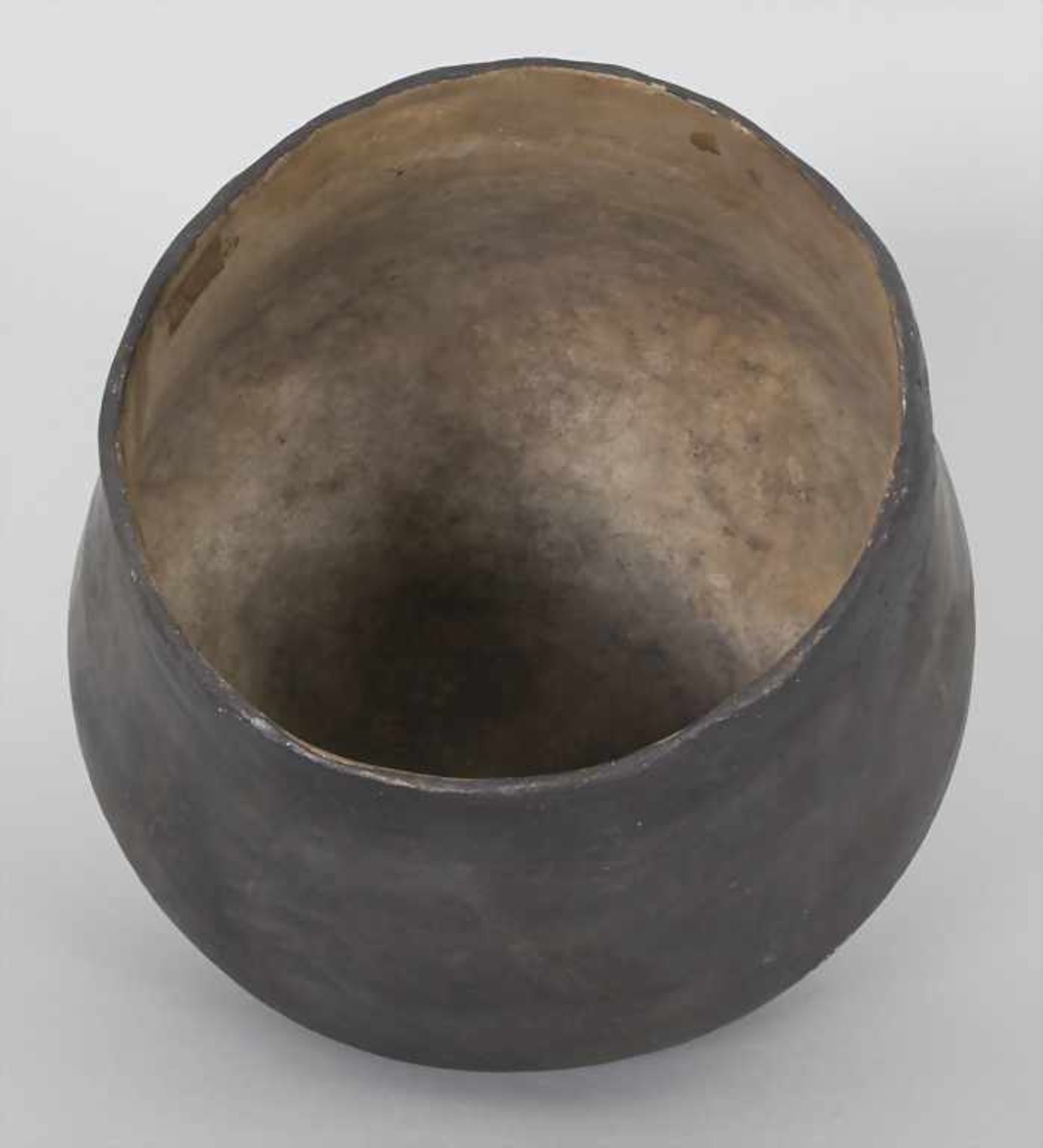 Bronzezeitliches Keramik-Gefäß / A Bronze Age ceramic vessel, Lausitzer Kultur, 9. - 6. Jh. v. Chr. - Image 4 of 6