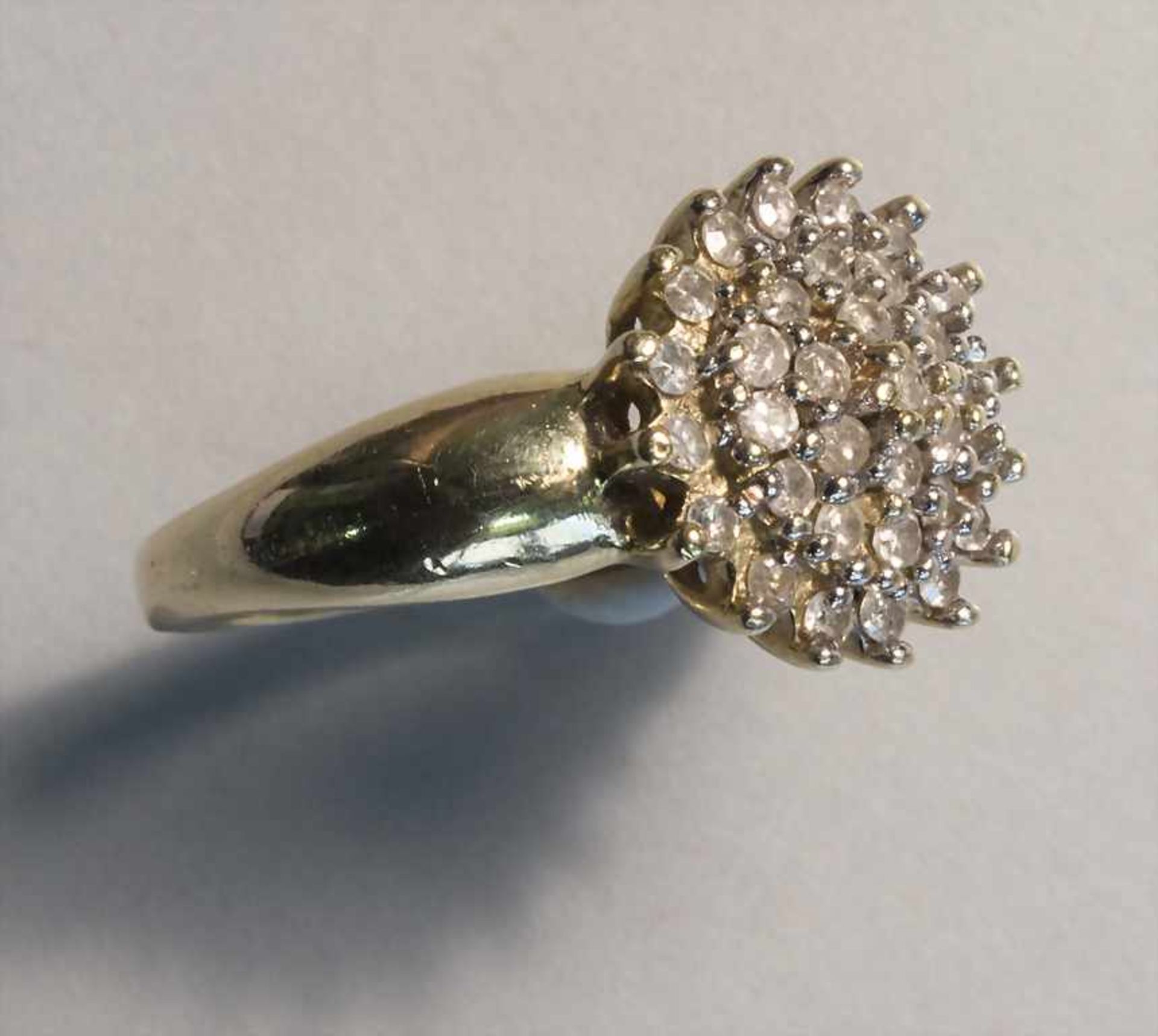 Damenring mit Diamant-Blüte / A ladies ring with a diamond blossom