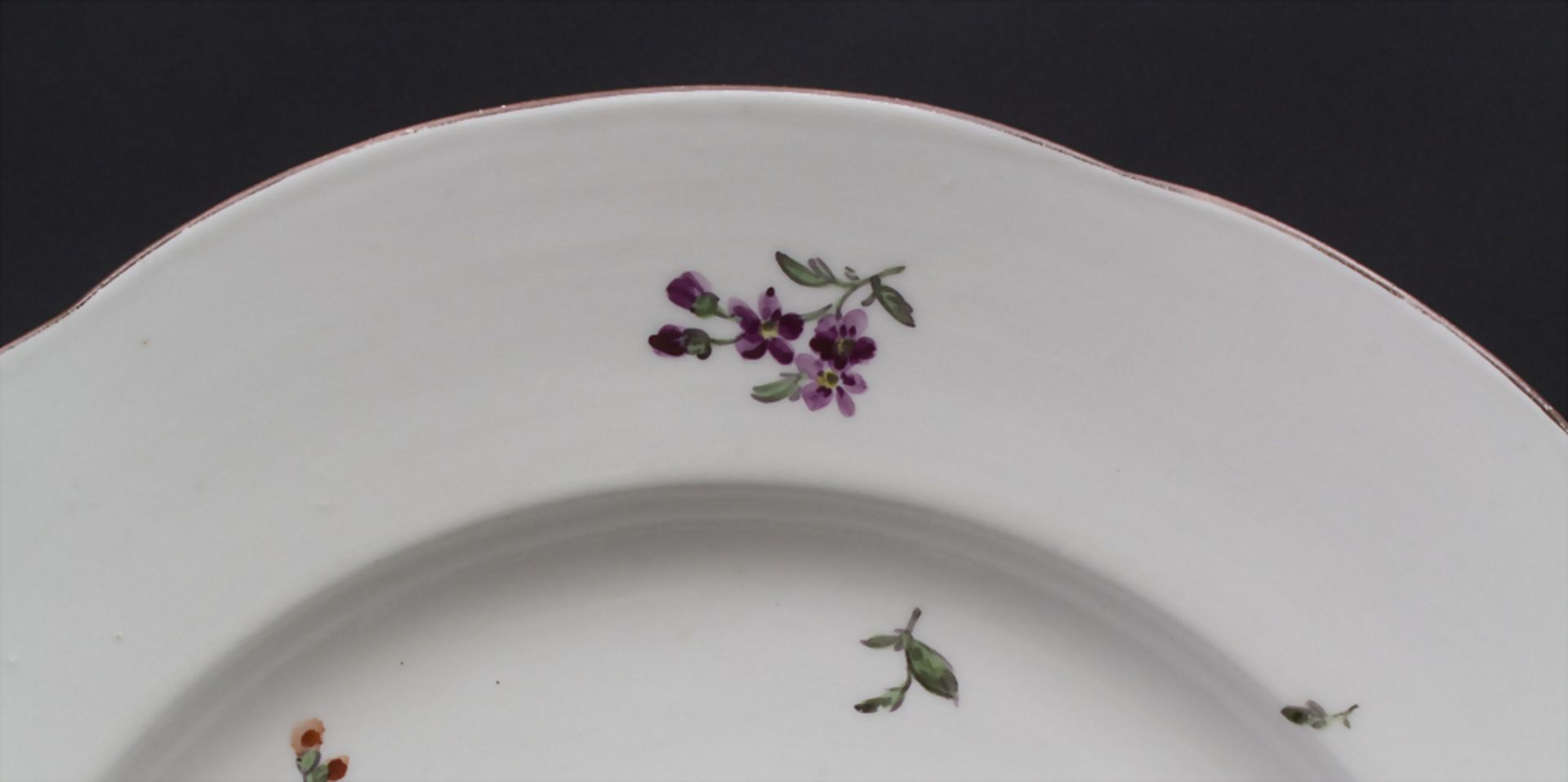 Teller mit Blumenmalerei / A plate with flowers, Frankenthal, um 1759-1762 - Bild 3 aus 5