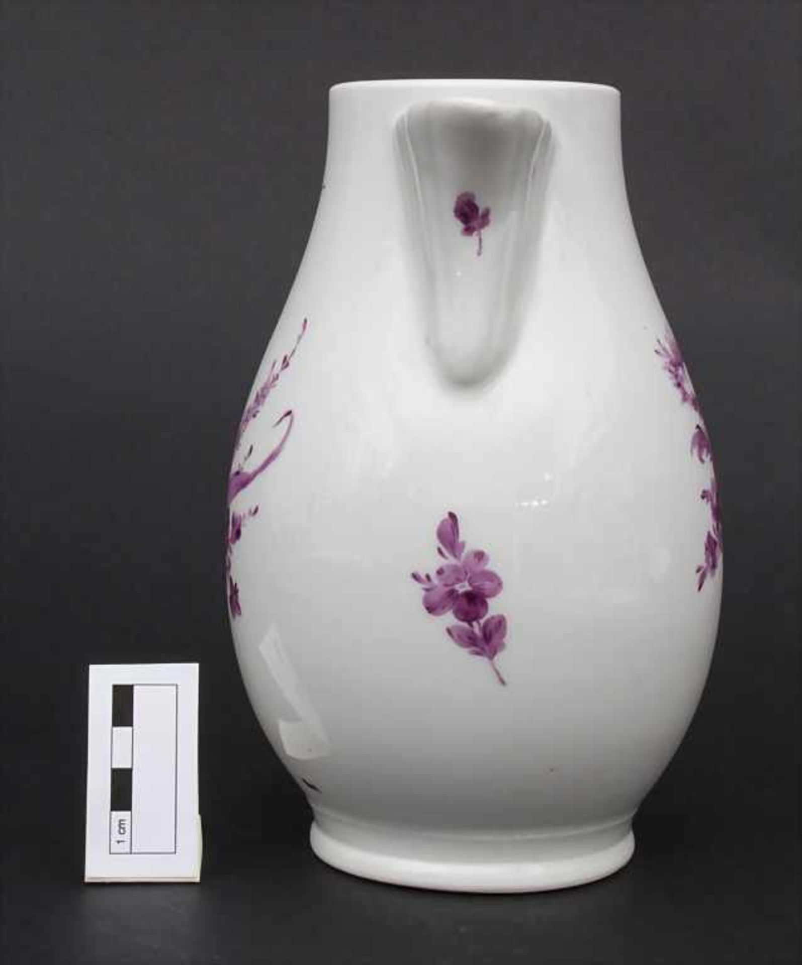 Kanne mit Blumen / A jug with Camaieu flowers, wohl Thüringen, um 1740 - Bild 2 aus 11