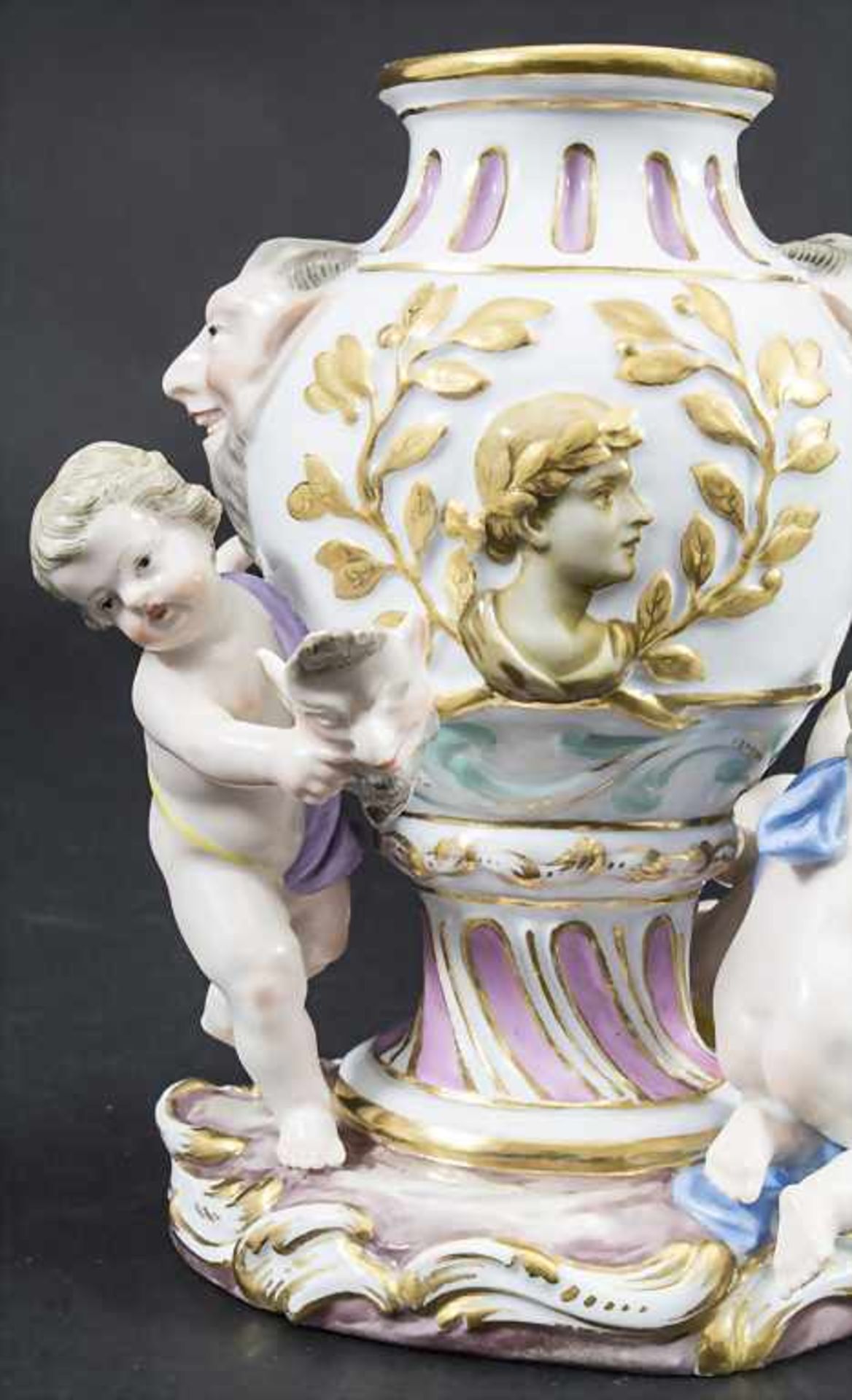 Vase mit Satyr Maskarons und 3 Amoretten / A vase with satyr mascarons and 3 cherubs, Meissen, um - Bild 11 aus 11