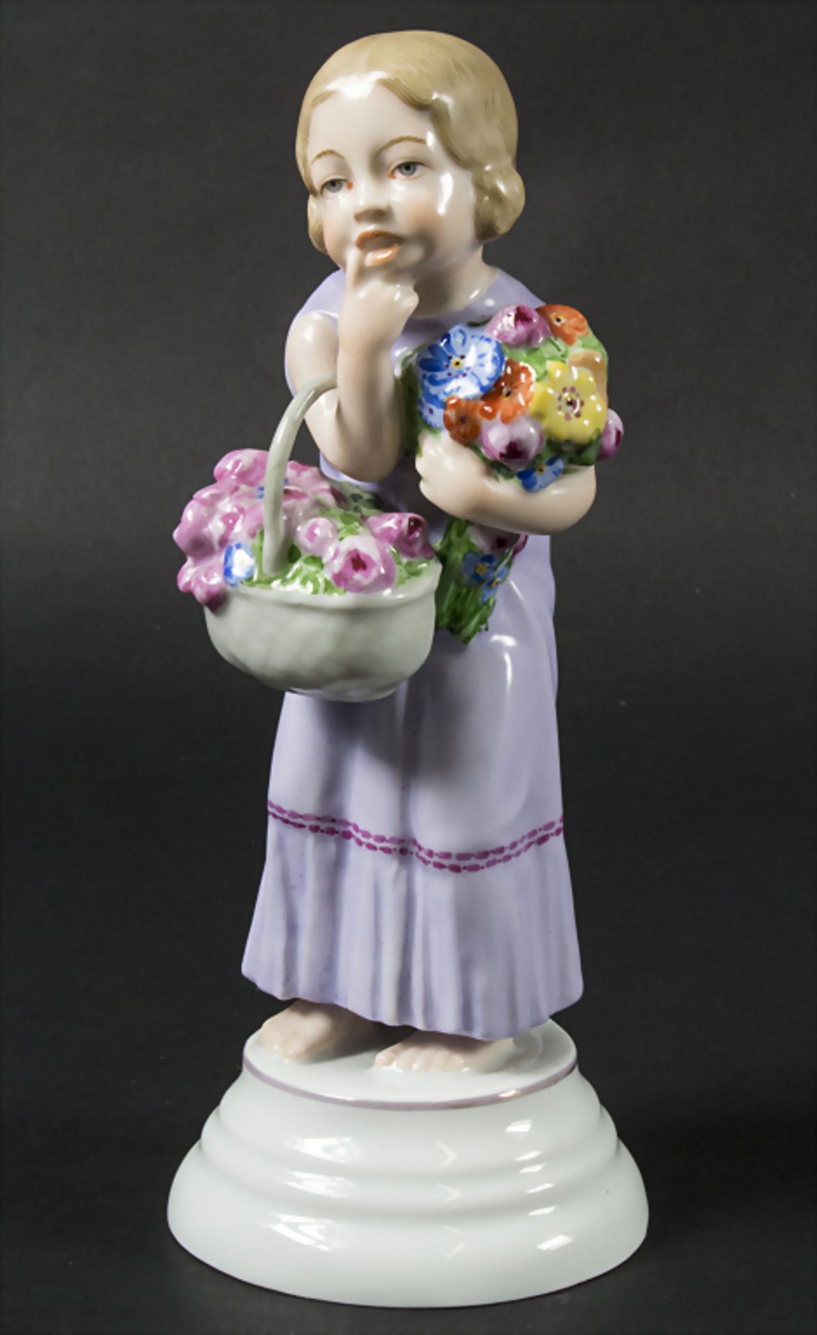 Seltene Figur eines Mädchens mit Blumenkorb / A rare figure of a girl with flowers, Rosenthal, Selb,