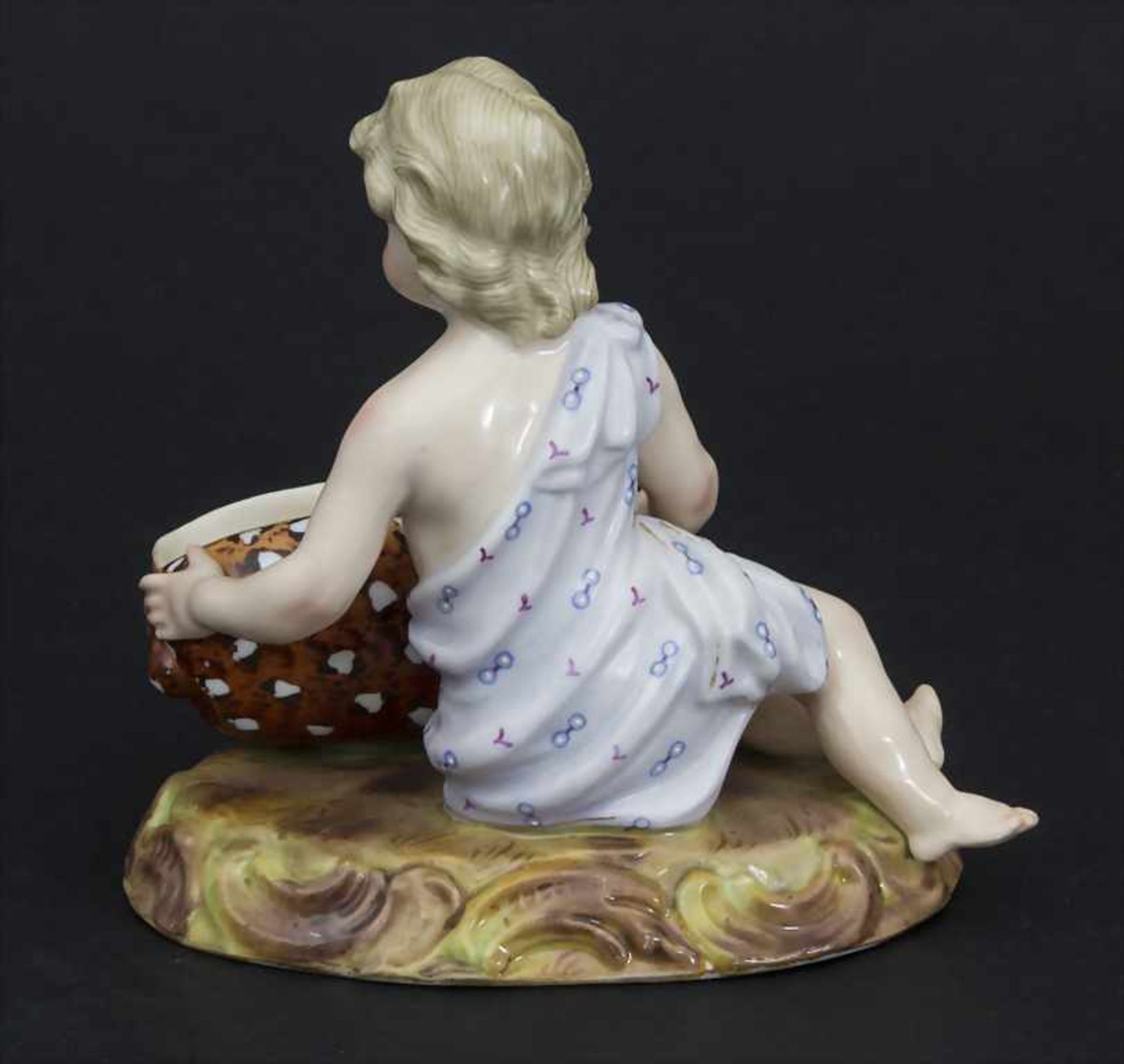 Putto mit Muschelschale / A cherub with shell shaped bowl, Sitzendorf, Ende 19. Jh. - Bild 3 aus 7