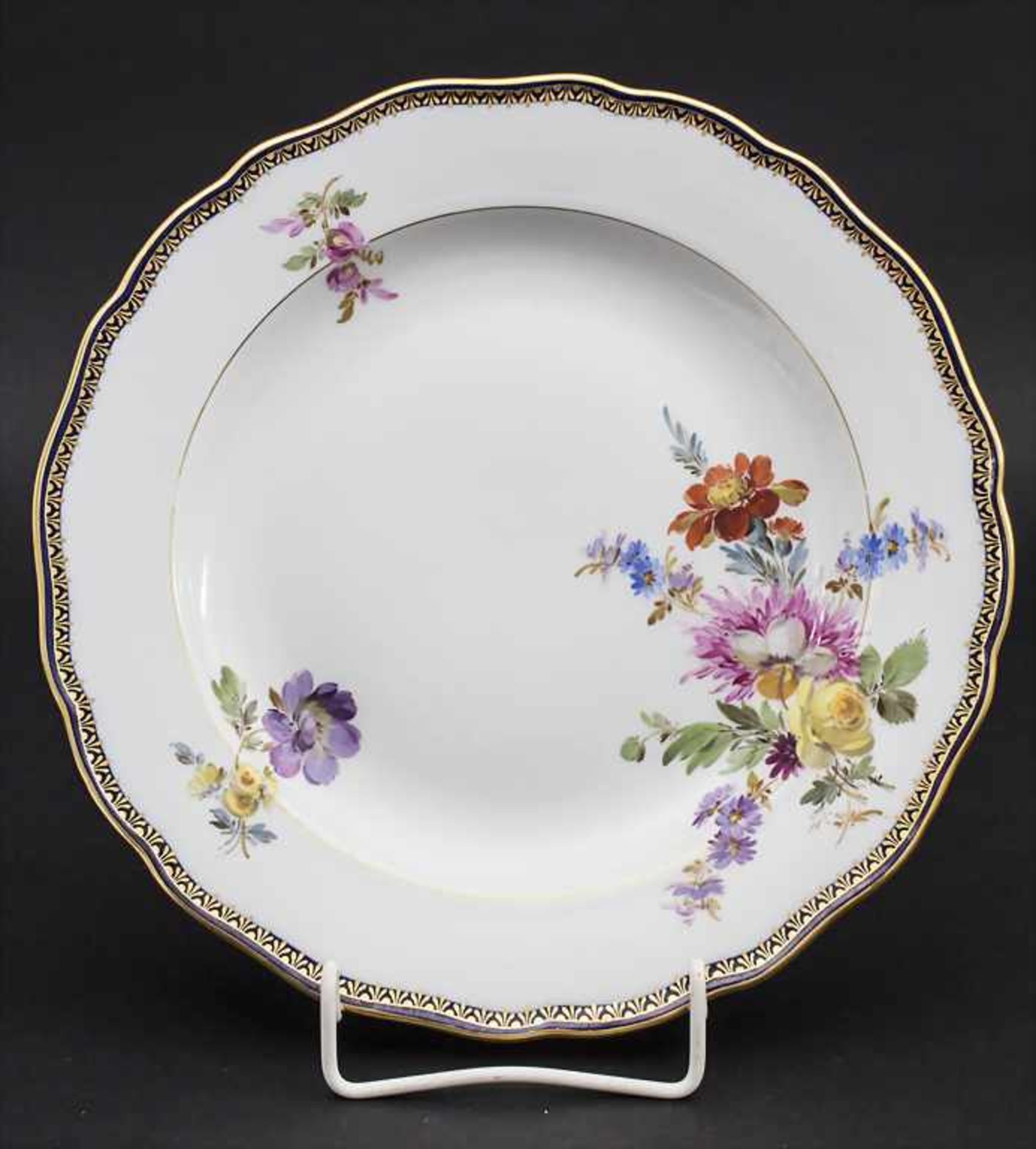 Teller mit Blumenmalerei / A plate with flowers, Meissen, um 1860Marke: unterglasurblaue Sch