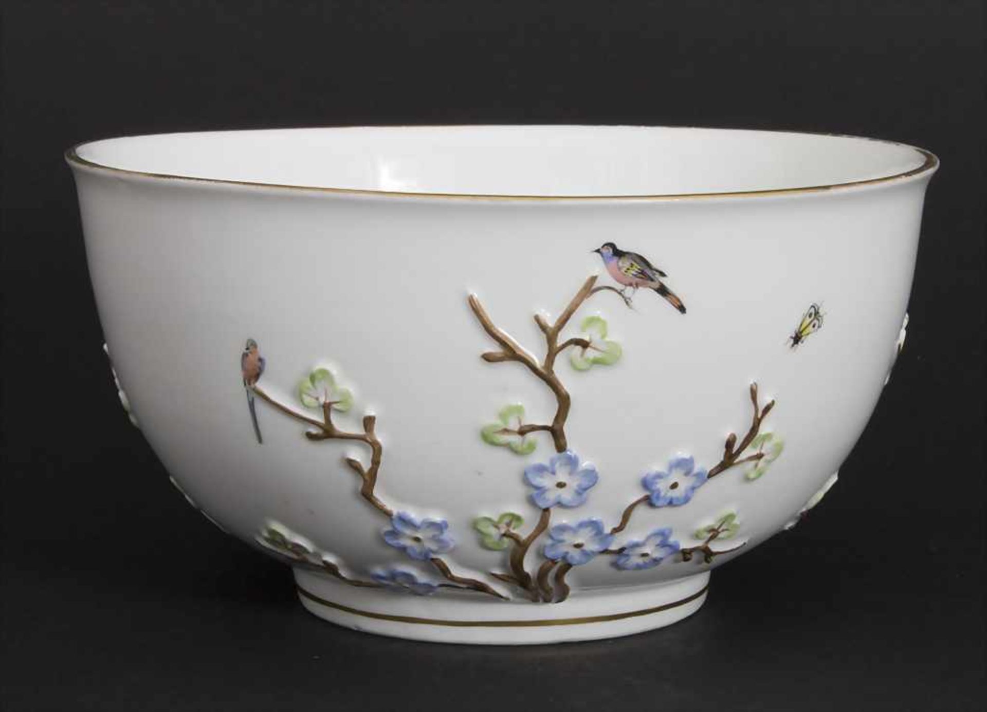 Schale mit Kirschblütenzweigen, Vögeln und Insekten / A bowl with cherry blossom branches, birds and