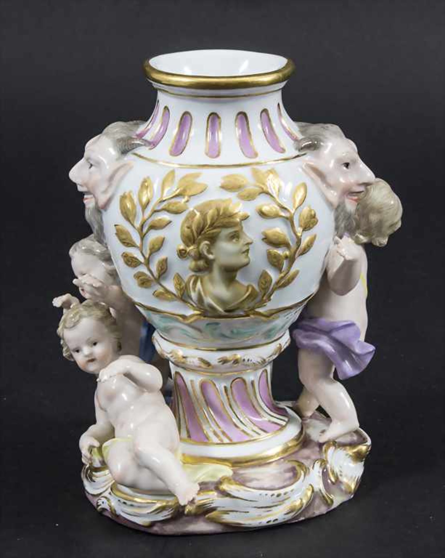 Vase mit Satyr Maskarons und 3 Amoretten / A vase with satyr mascarons and 3 cherubs, Meissen, um - Bild 5 aus 11