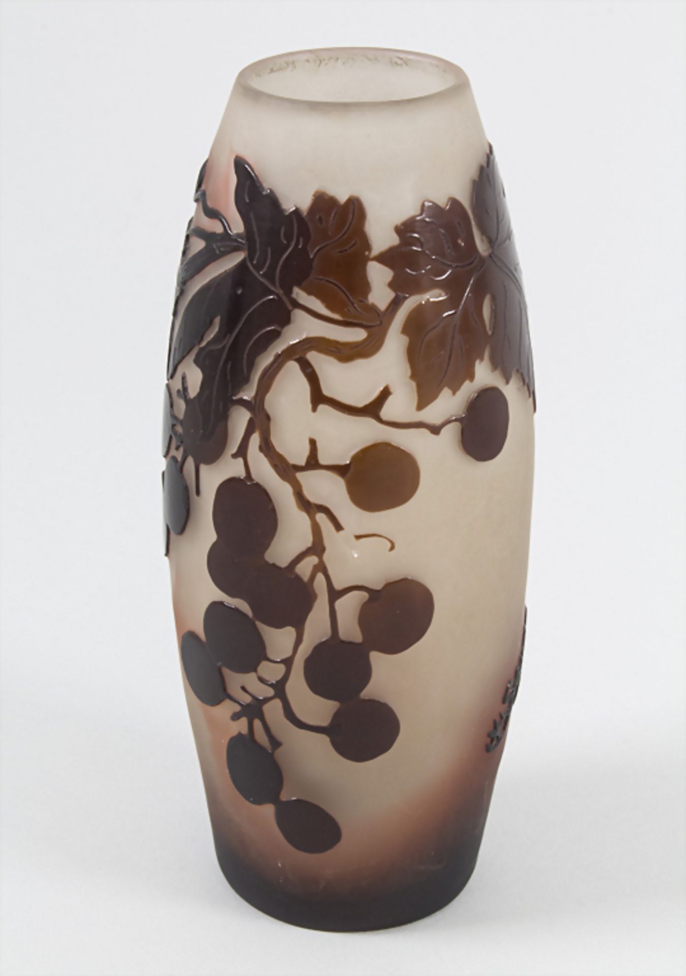 Jugendstil Vase mit Wein / An Art Nouveau cameo glass vase with wine, Emile Gallé, Ecole de Nancy,