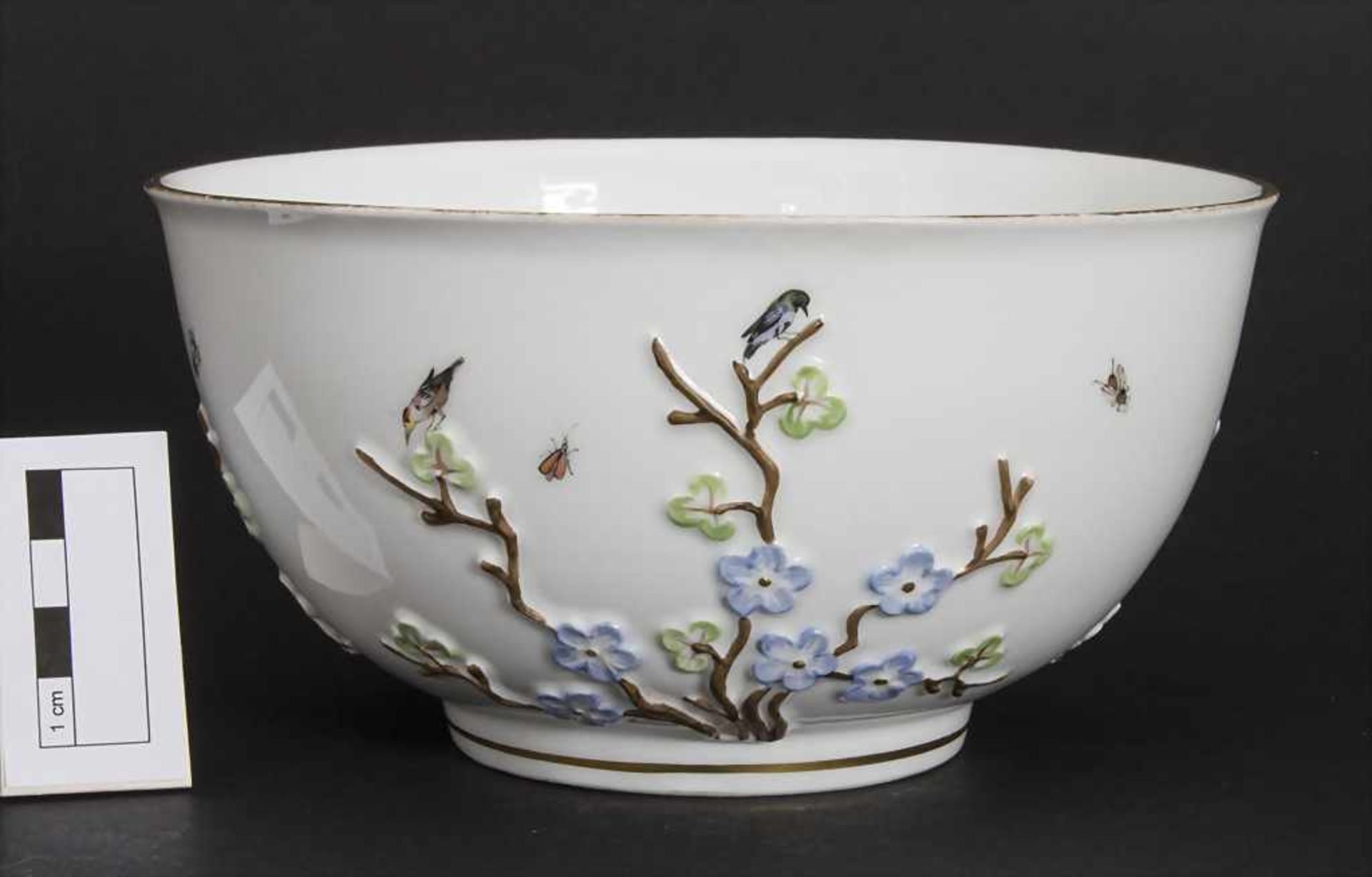 Schale mit Kirschblütenzweigen, Vögeln und Insekten / A bowl with cherry blossom branches, birds and - Bild 2 aus 8