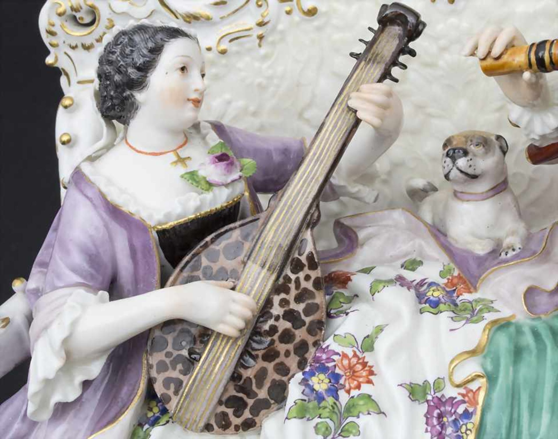 'Sofagruppe', musizierendes Paar mit Mops / A couple of musicians with a pug dog, Meissen, Mitte 19. - Bild 6 aus 9