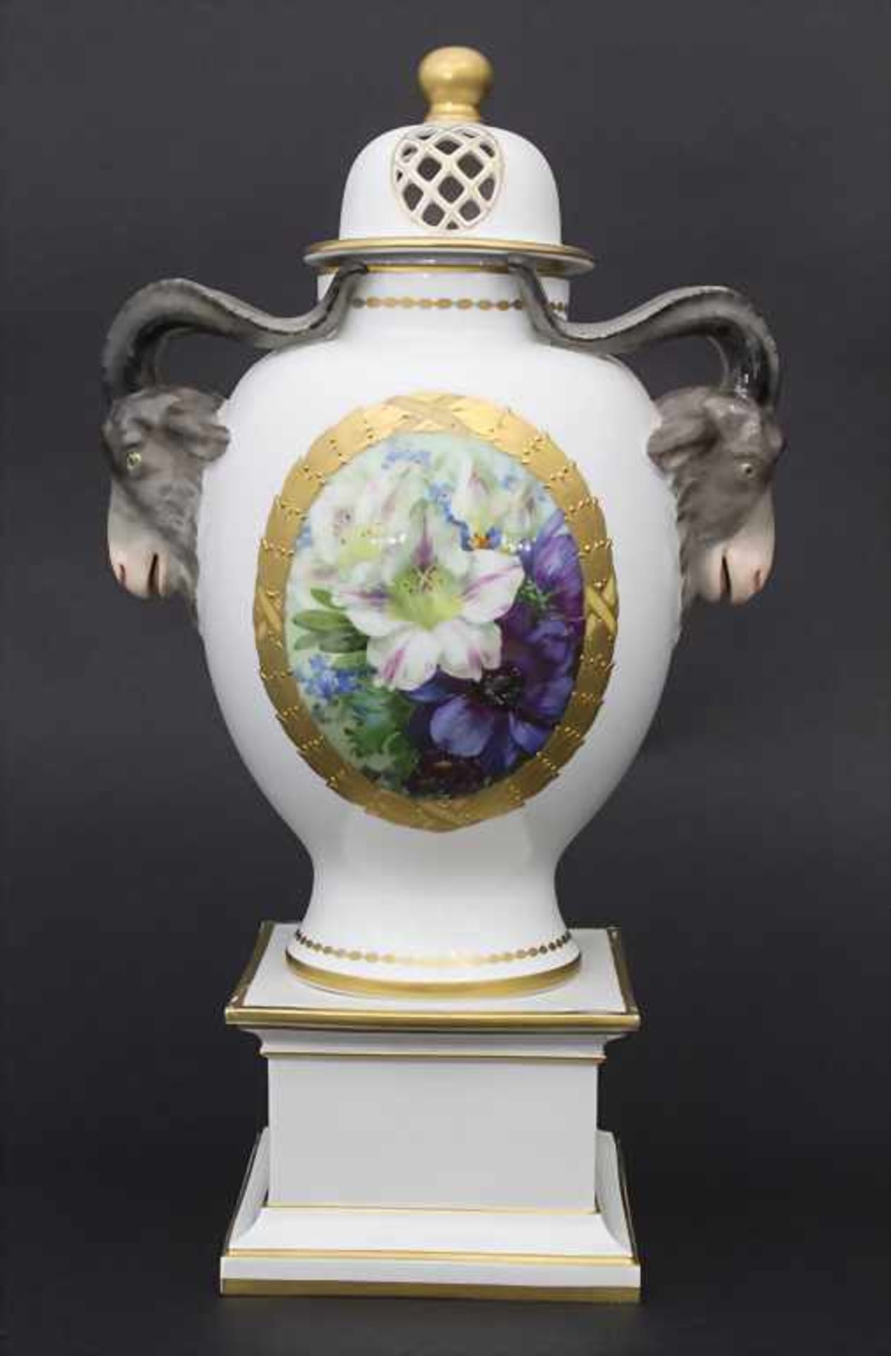 Große Deckelvase mit Lilien und Anemonen / A potpourri vase with ram head handles, Fürstenberg, um