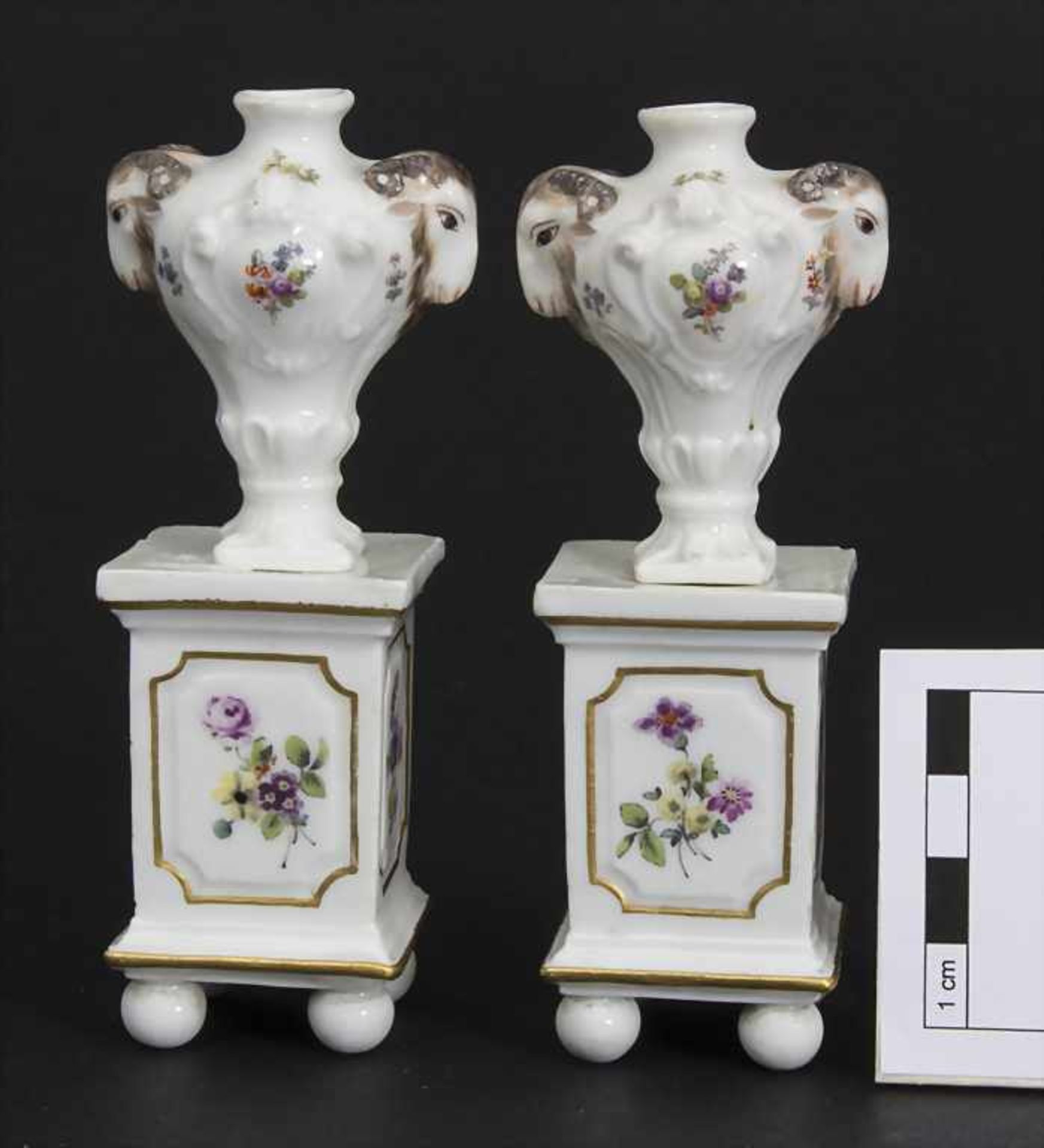 Paar Miniatur Vasen mit Widderköpfen auf Postamenten / A pair of miniature vases with ram heads on - Bild 3 aus 9