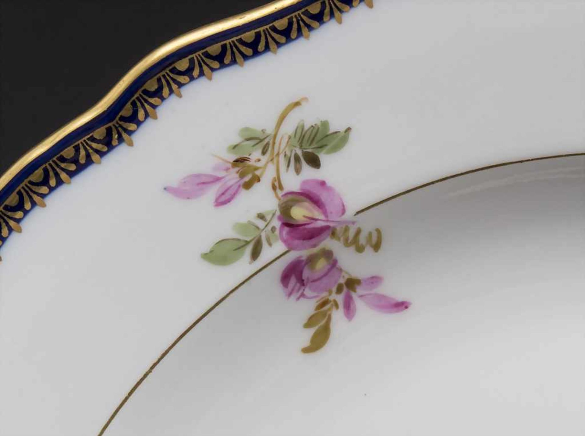 Teller mit Blumenmalerei / A plate with flowers, Meissen, um 1860Marke: unterglasurblaue Sch - Bild 3 aus 6