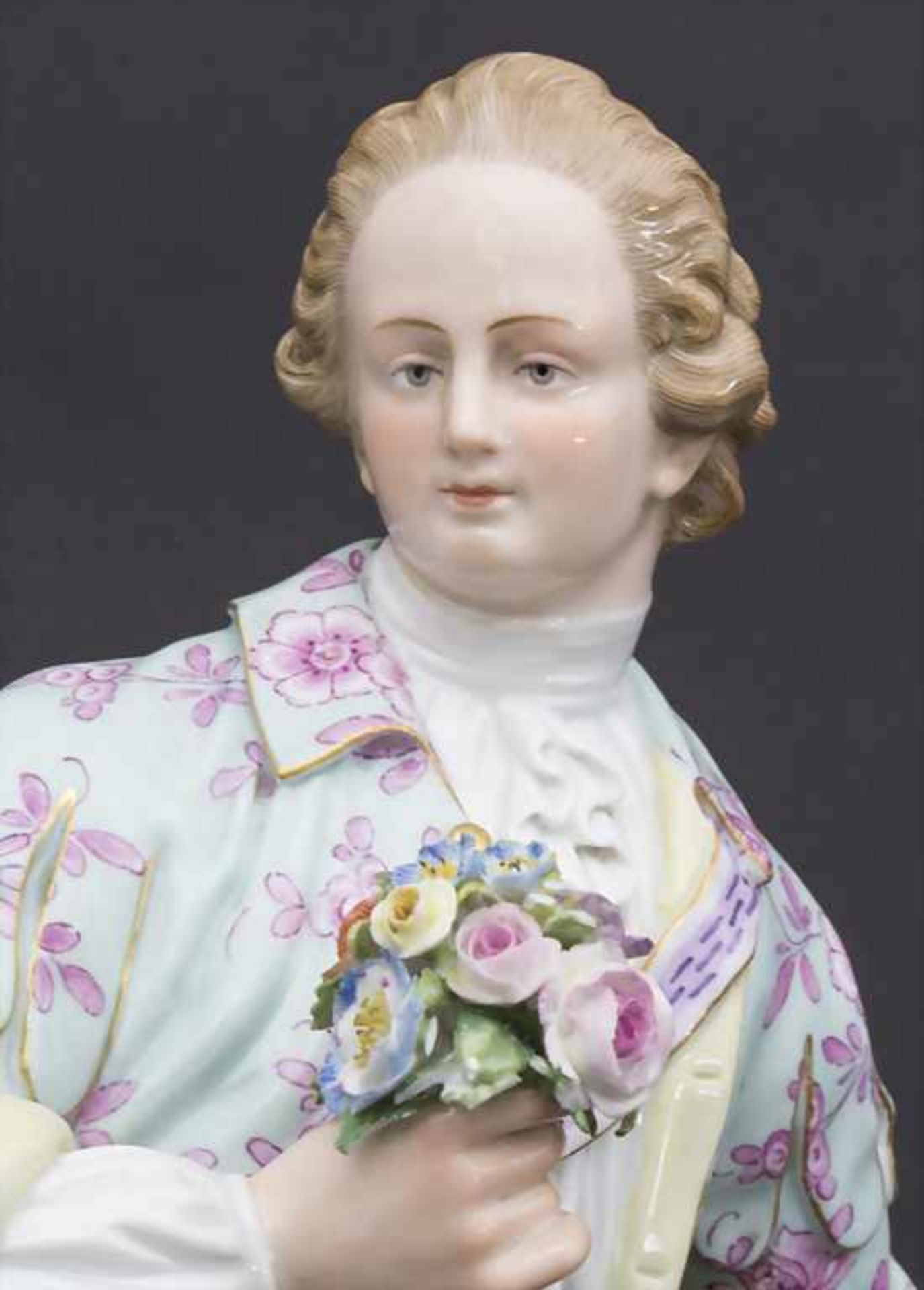 Große Figur eines jungen Mannes mit Blumenstrauß / A large figure of a young man with flower - Image 2 of 8
