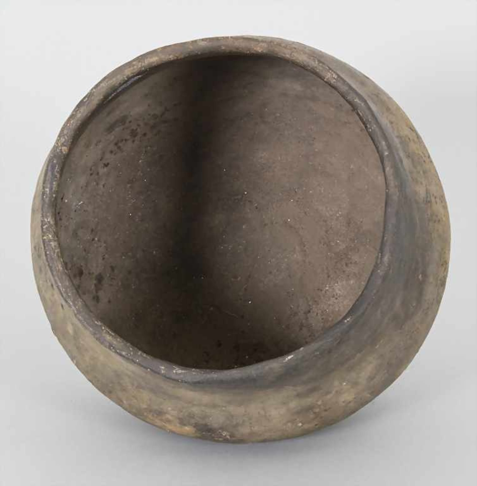 Bronzezeitliches Keramik-Gefäß / A Bronze Age ceramic vessel, Lausitzer Kultur, 9. - 6. Jh. v. Chr. - Image 4 of 5
