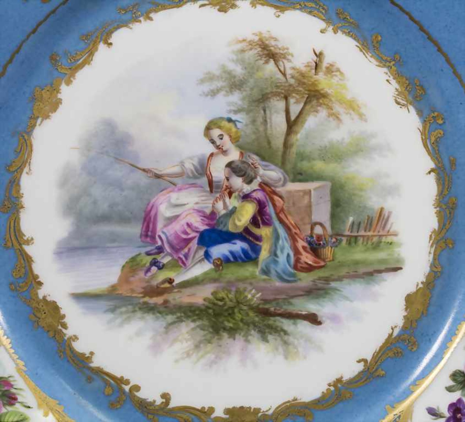 'Bleu Celeste' Teller mit galanter Szene und Königsmonogramm / A 'Bleu Celeste' plate with a Watteau - Bild 2 aus 7