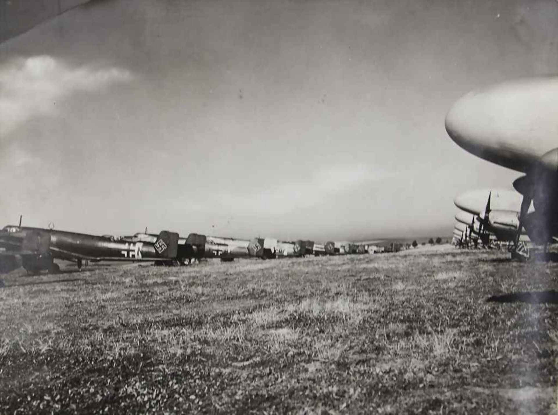 Fotoalbum 'Kriegsbilder und Flugzeuge' 2. Weltkrieg / A photo album 'war pictures und aircrafts' - Bild 6 aus 17