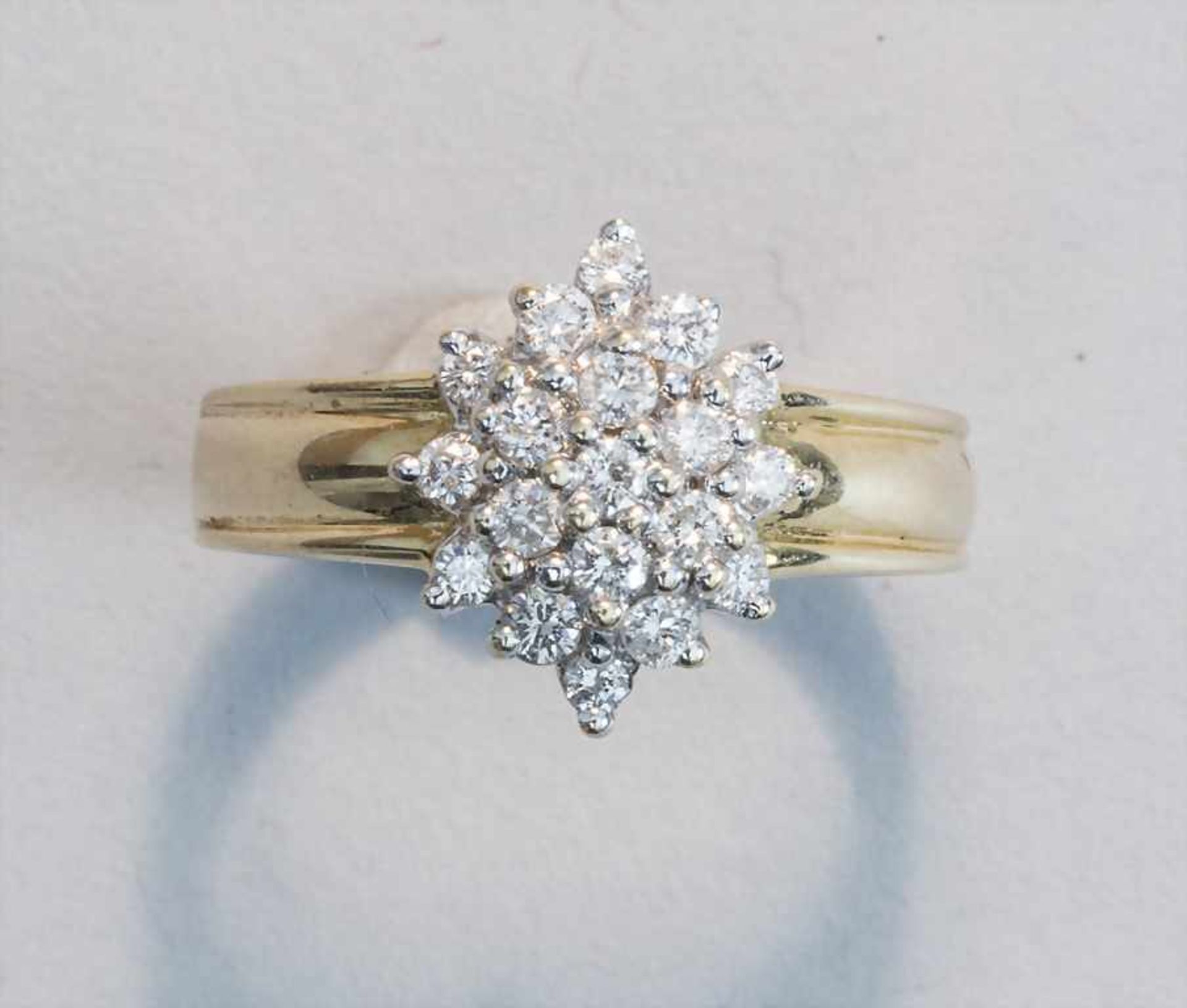 Damenring mit Diamant-Blüte / A ladies ring with a diamond blossom - Bild 2 aus 4