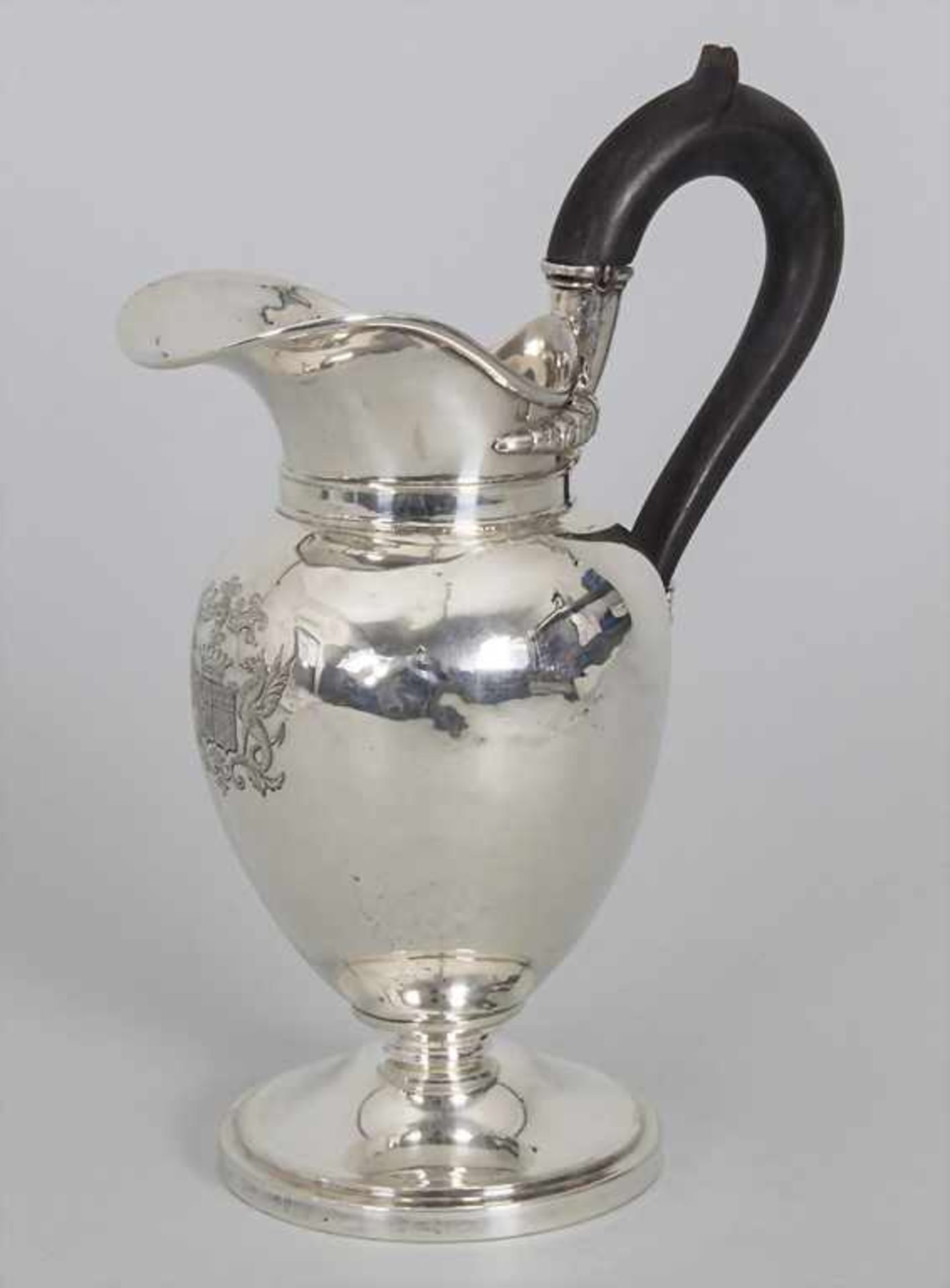 Empire Silber Weinkrug mit Adelswappen / A silver wine jug with coat of arms / Un pichet à vin en