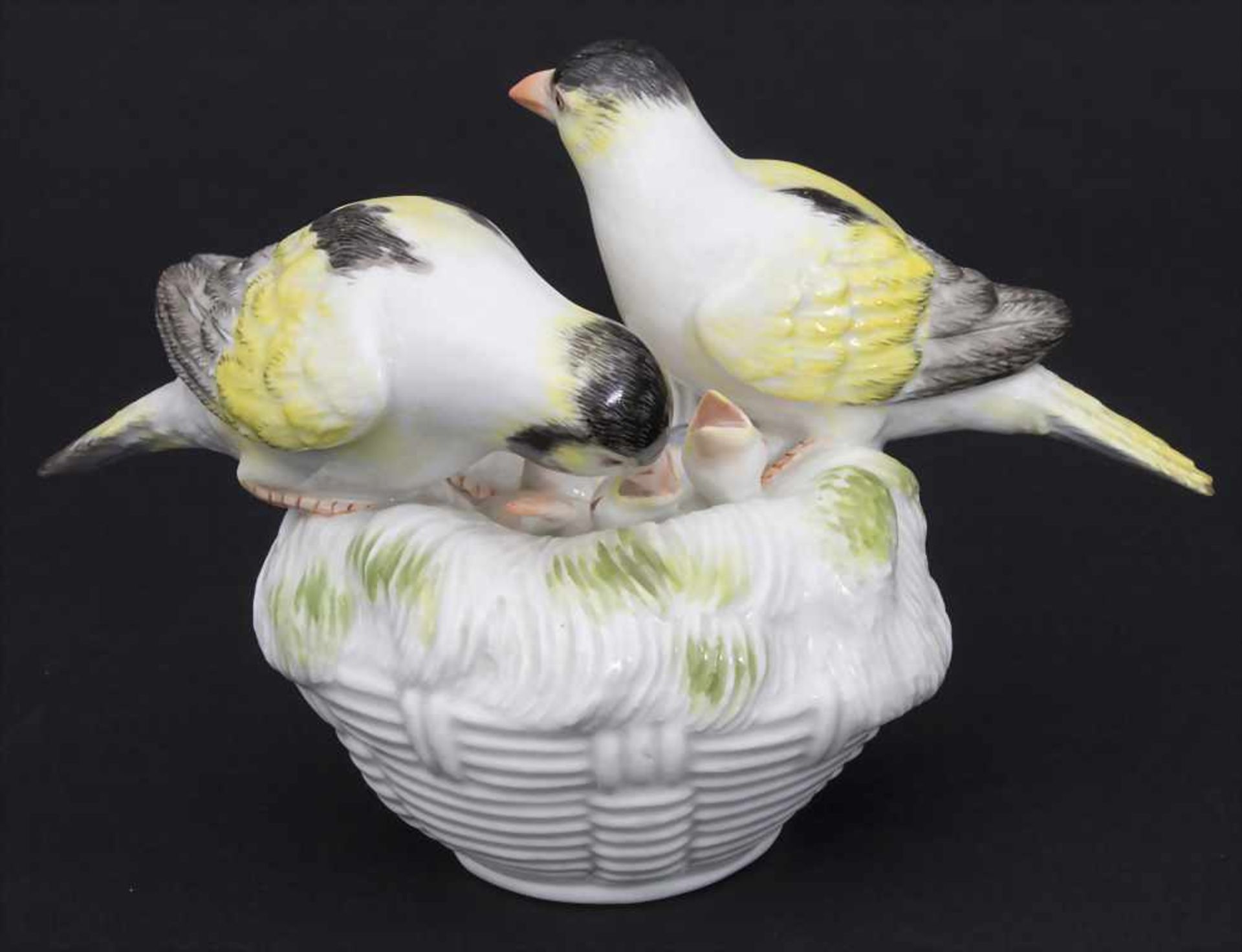 Kanarien-Vogelpaar mit Jungvögeln / A pair of canary birds with young birds, Meissen, Mitte 20. Jh. - Bild 2 aus 6