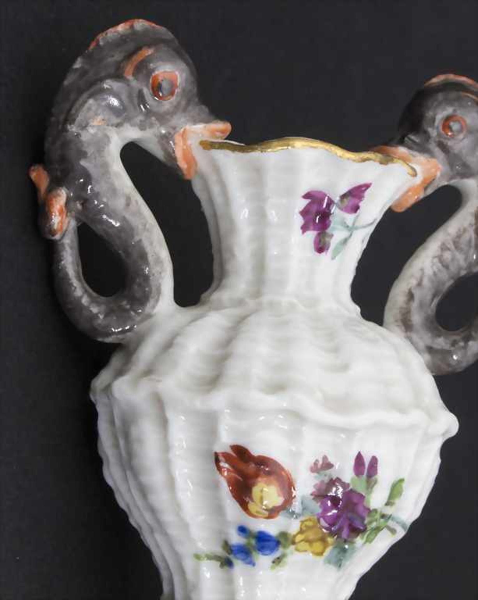 Miniatur Vase mit Delfinen auf Postament / A miniature vase with dolphins on a pedestal, Meissen, um - Image 9 of 11